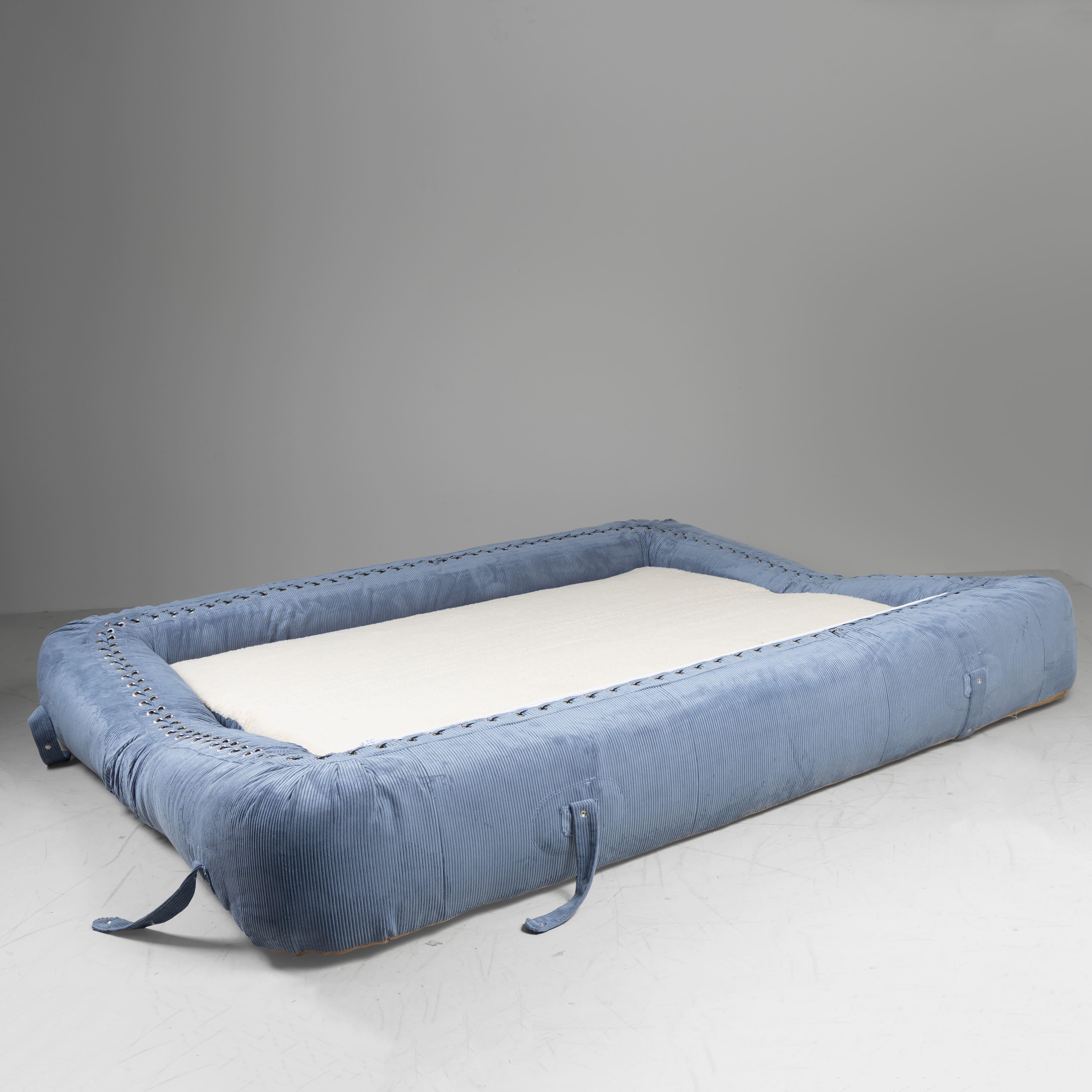 Anfibio sofa bed Alessandro Becchi Giovannetti reupholstered For Sale 3