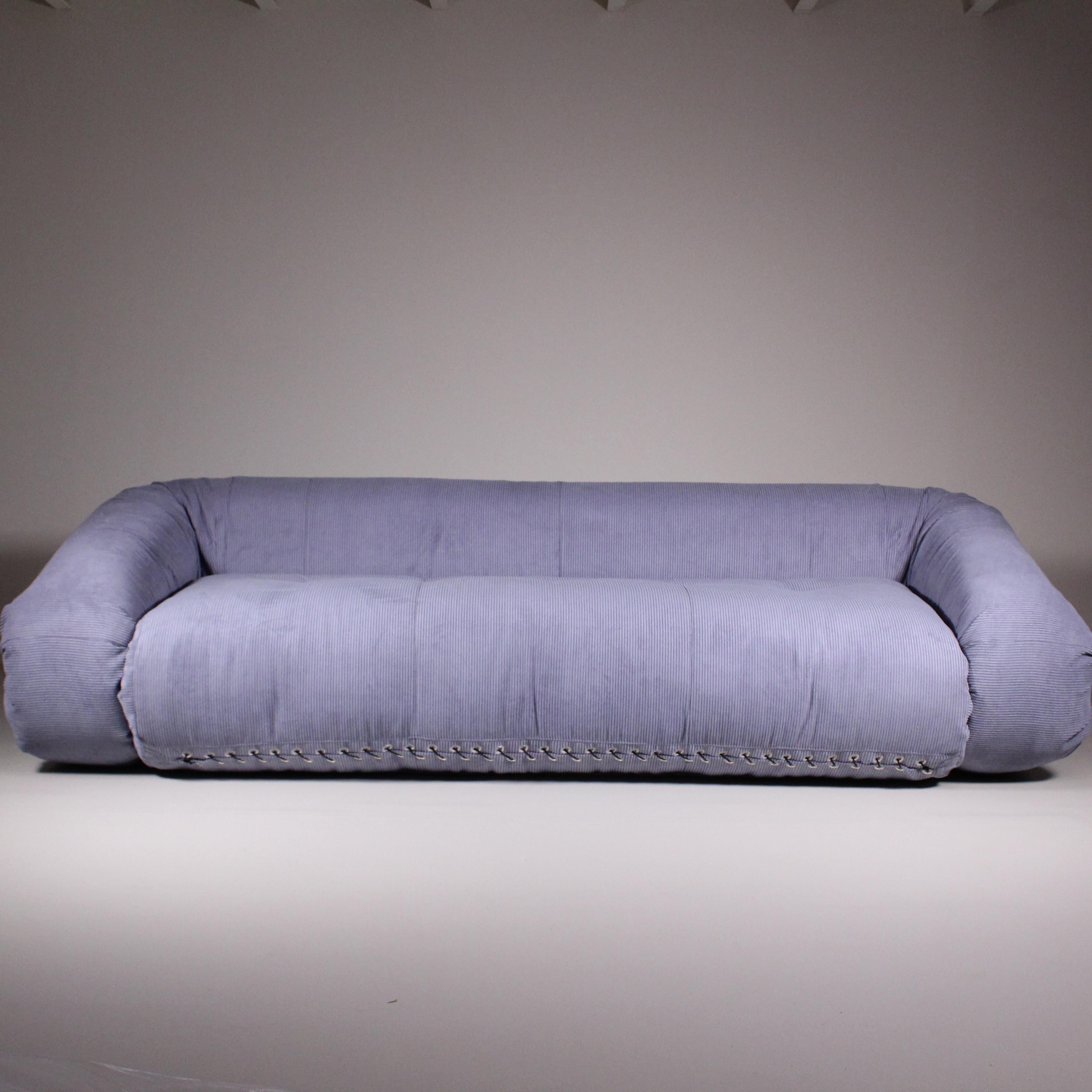 The Anfibio Sofa, designed by Alessandro Becchi for Giovannetti around 1971, is a design icon that embodies the innovative essence and versatility of 1970s furniture. This extraordinary piece stands out for its ability to adapt to the changing needs