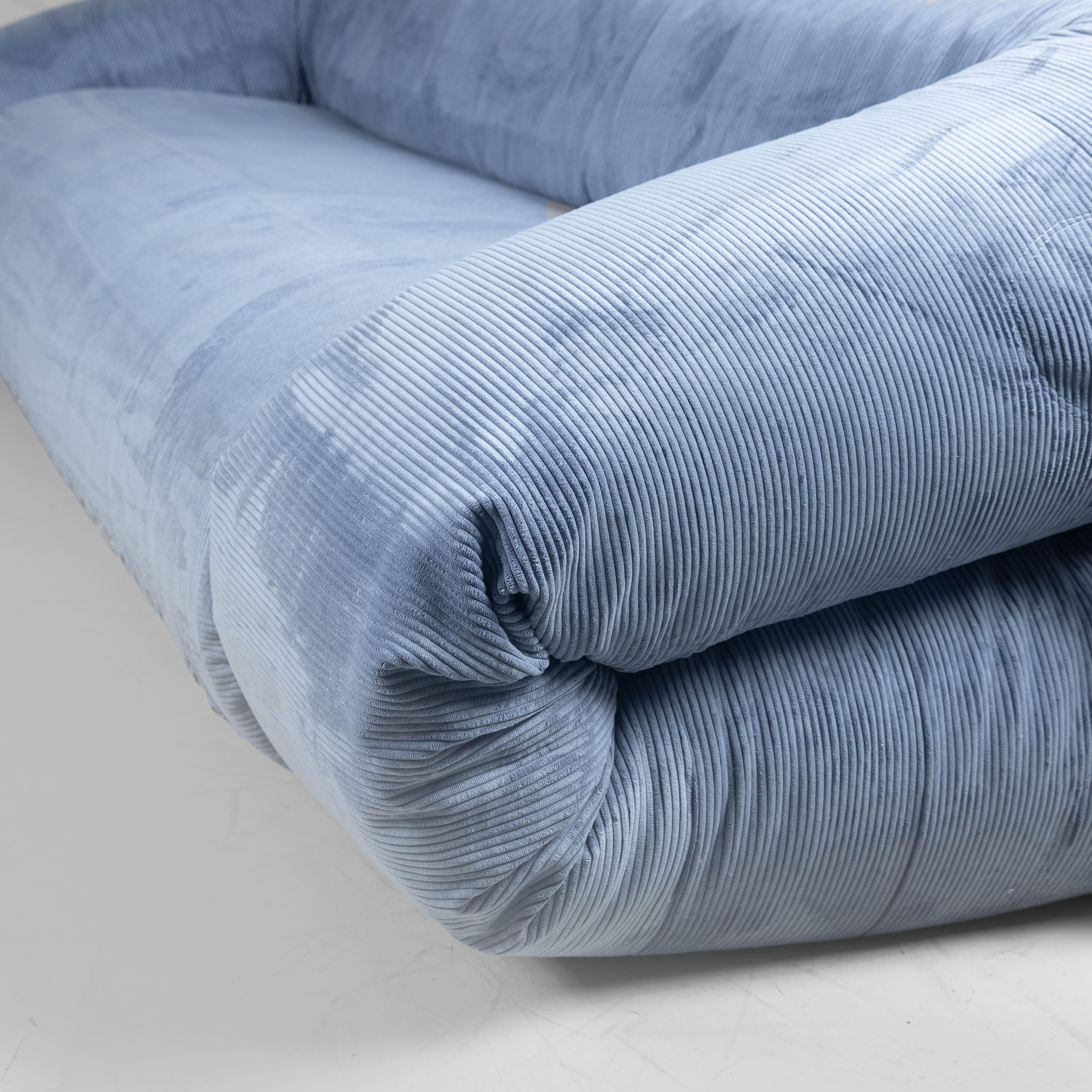 The Anfibio Sofa, designed by Alessandro Becchi for Giovannetti around 1971, is a design icon that embodies the innovative essence and versatility of 1970s furniture. This extraordinary piece stands out for its ability to adapt to the changing needs