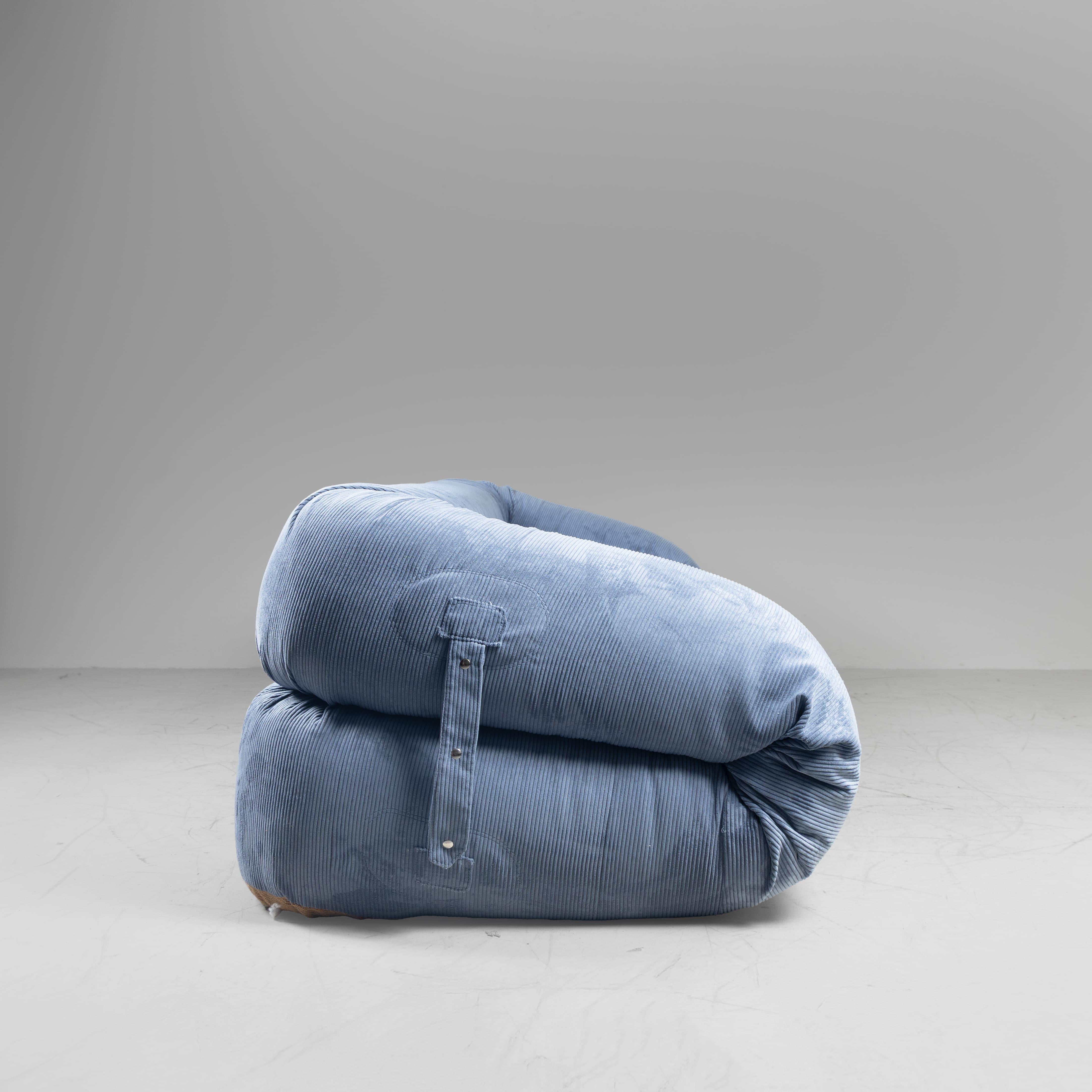Italian Anfibio sofa bed Alessandro Becchi Giovannetti reupholstered For Sale