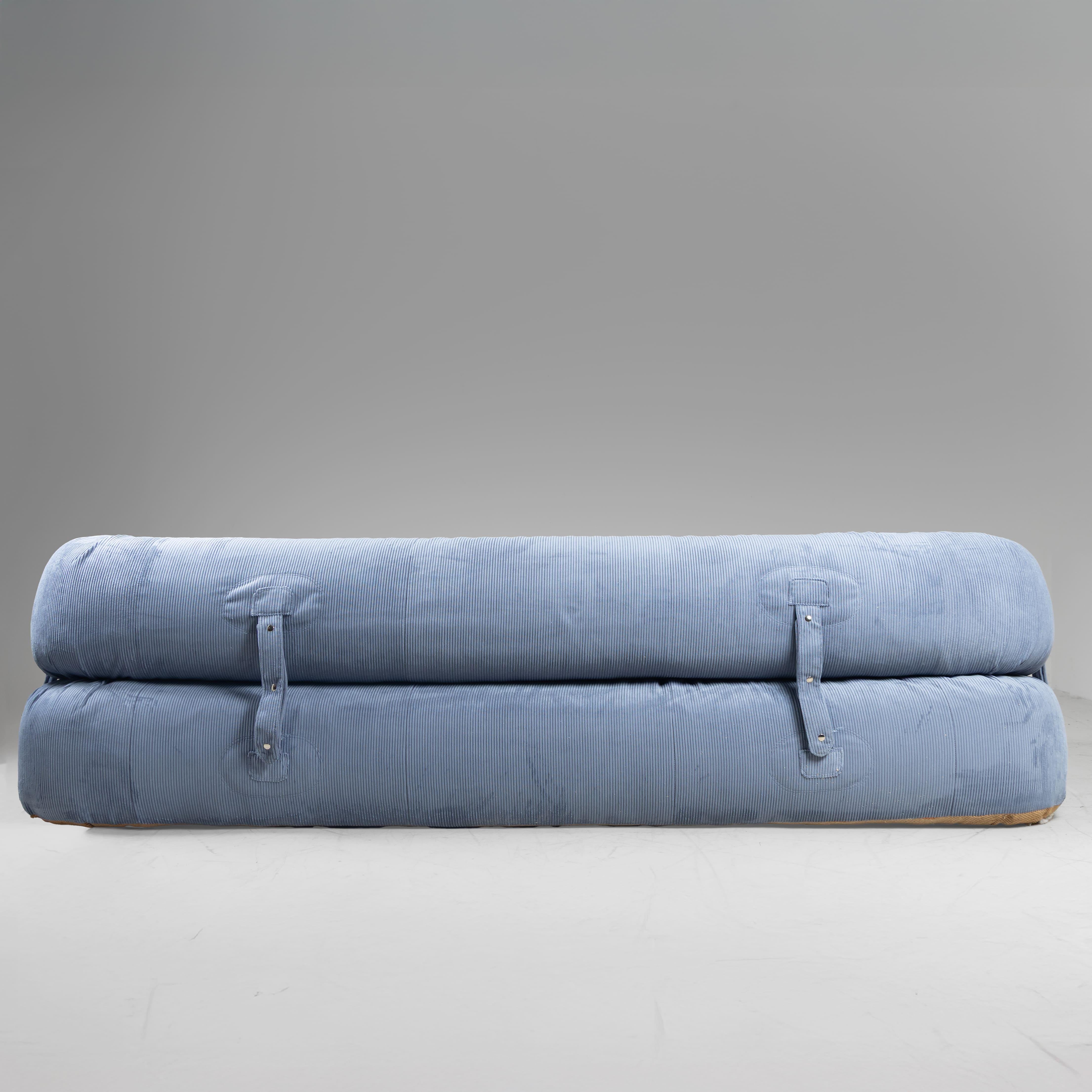 Anfibio sofa bed Alessandro Becchi Giovannetti reupholstered In Excellent Condition For Sale In Milano, Lombardia