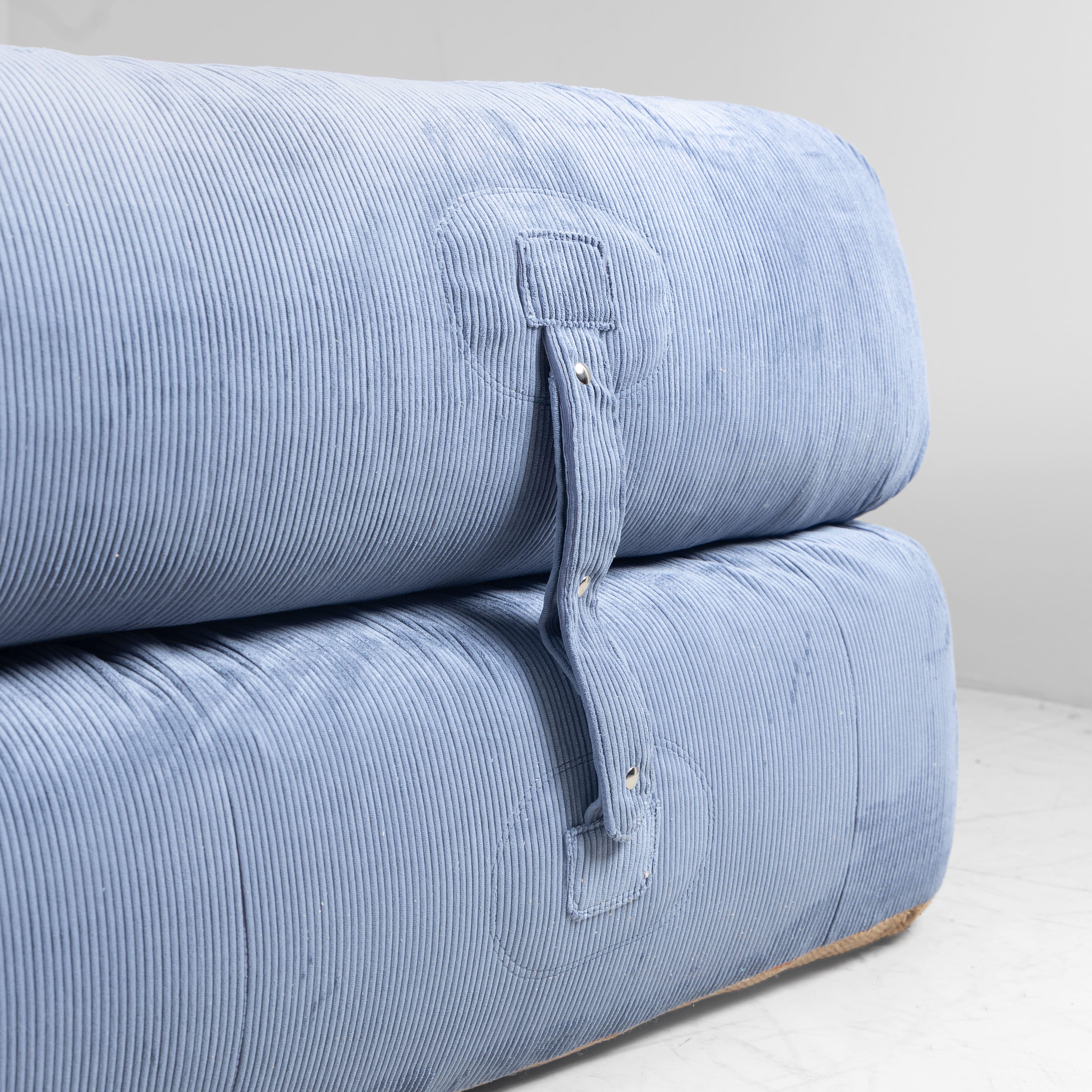 Late 20th Century Anfibio sofa bed Alessandro Becchi Giovannetti reupholstered For Sale