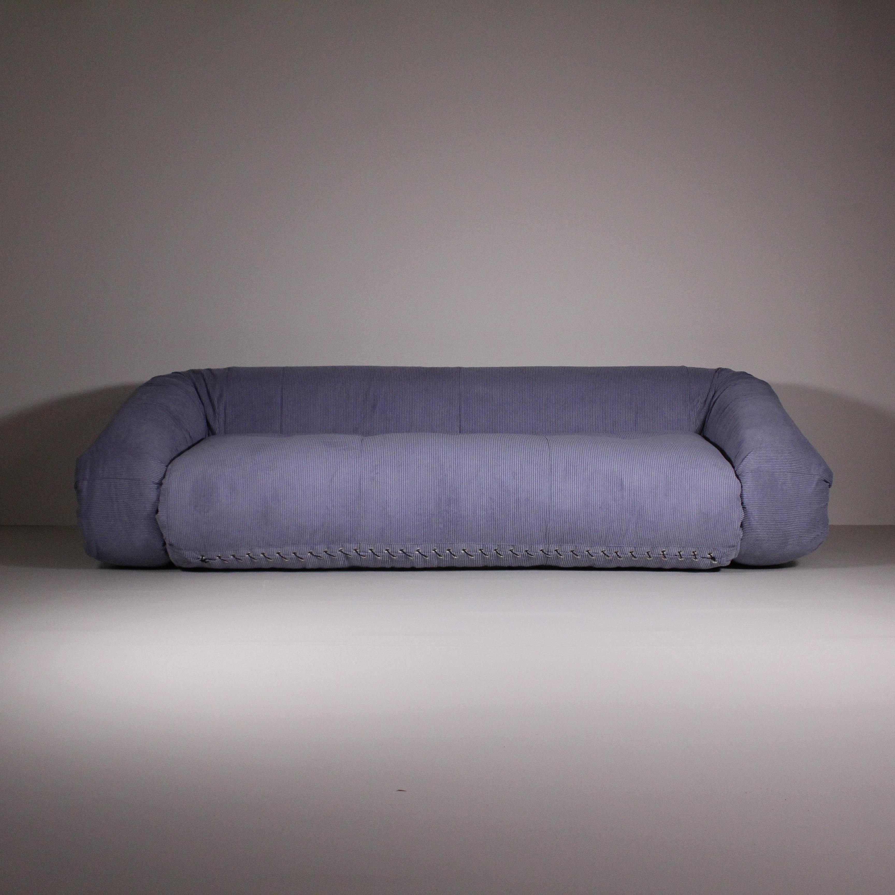 Anfibio sofa, Alessandro Becchi, Giovannetti, reupholstered In Excellent Condition For Sale In Milano, Lombardia