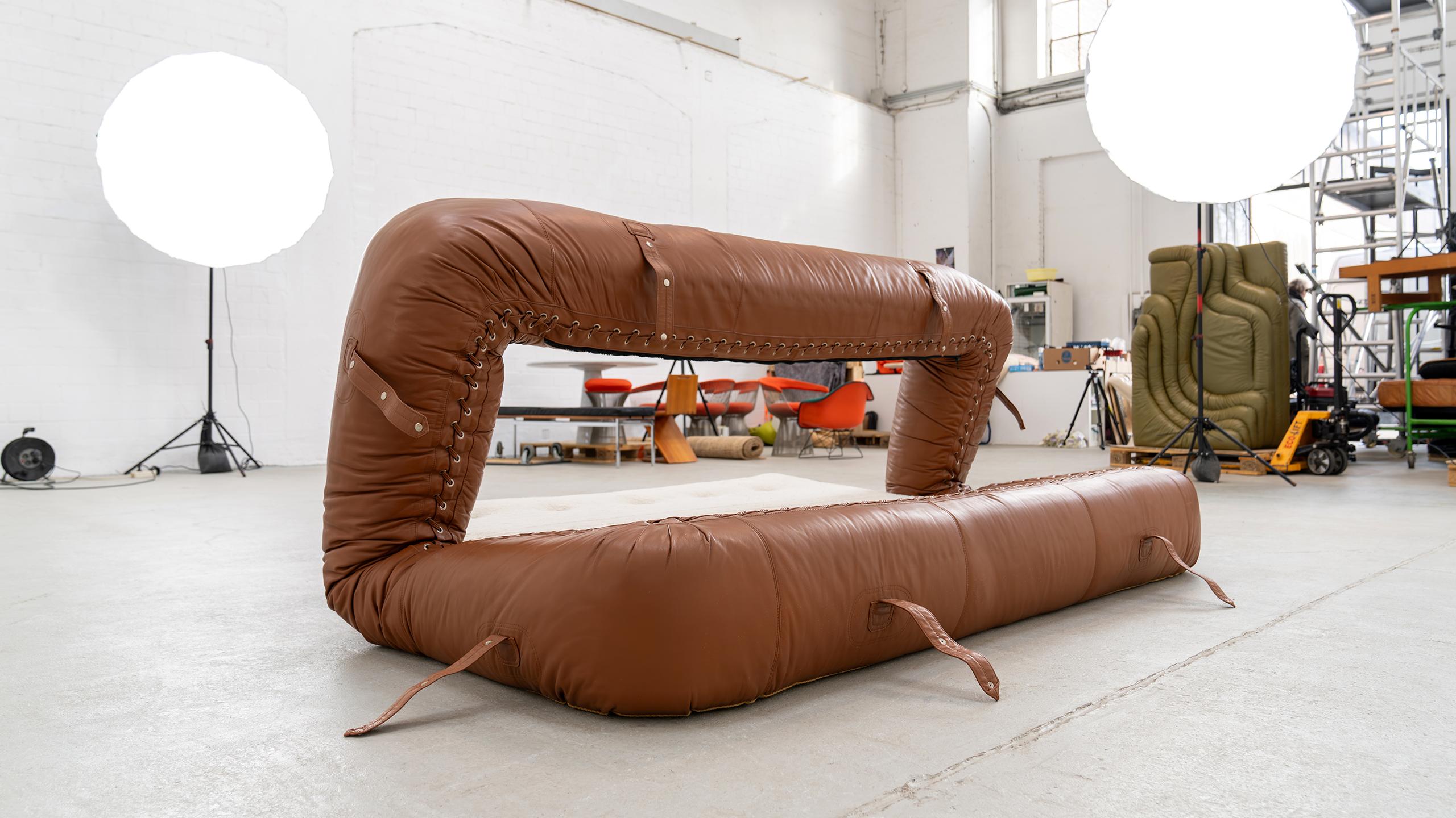 Anfibio Sofa + Bed Alessandro Becchi 1971 by Giovannetti Vintage Cognac Leather For Sale 5