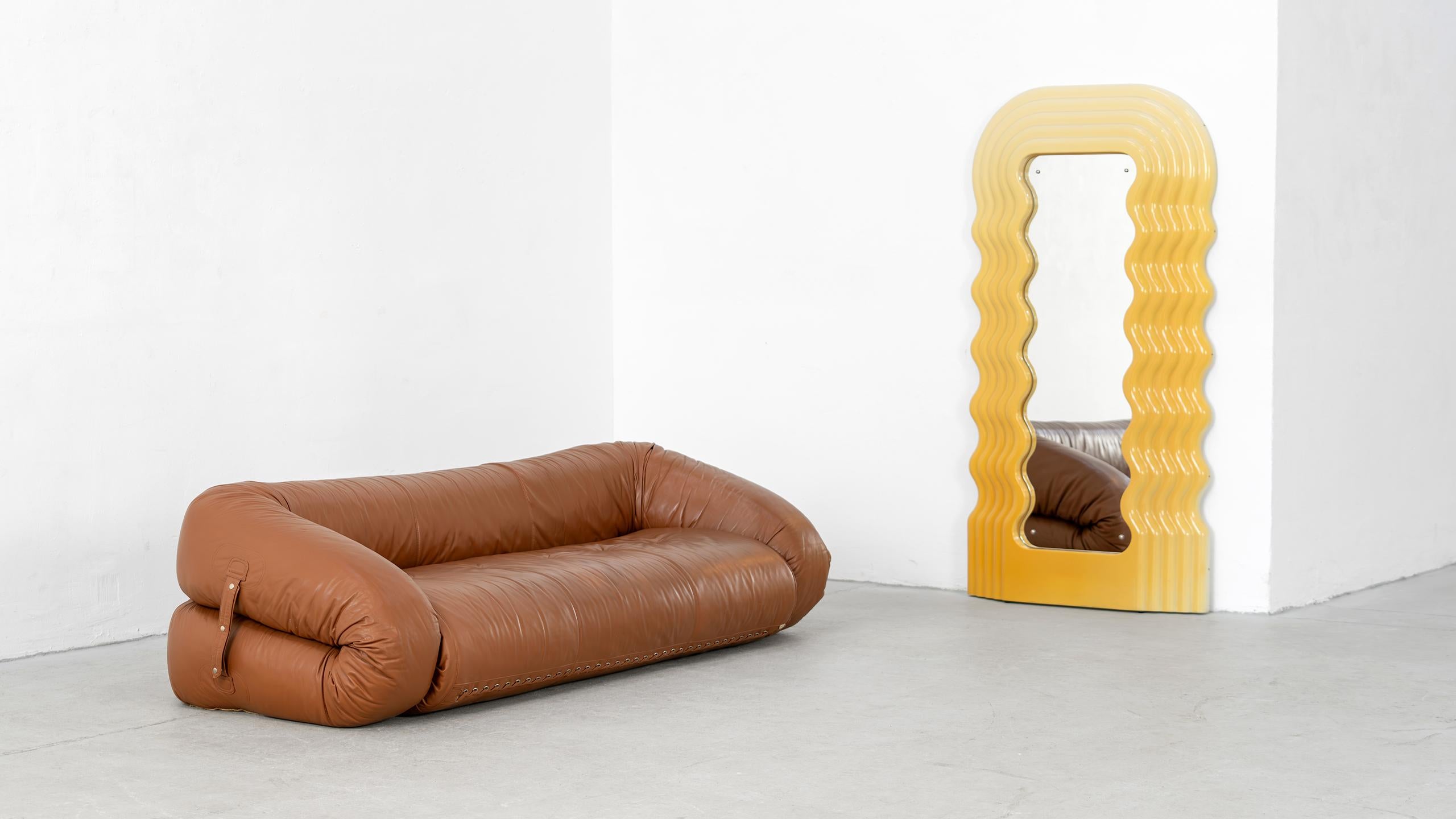 Le canapé-lit pliable, conçu par Alessandro Becchi en collaboration avec l'équipe de Giovannetti, a récemment fêté ses 50 ans.

Nous vous offrons l'opportunité extrêmement rare d'acquérir un canapé Anfibio vintage original en cuir cognac. Il