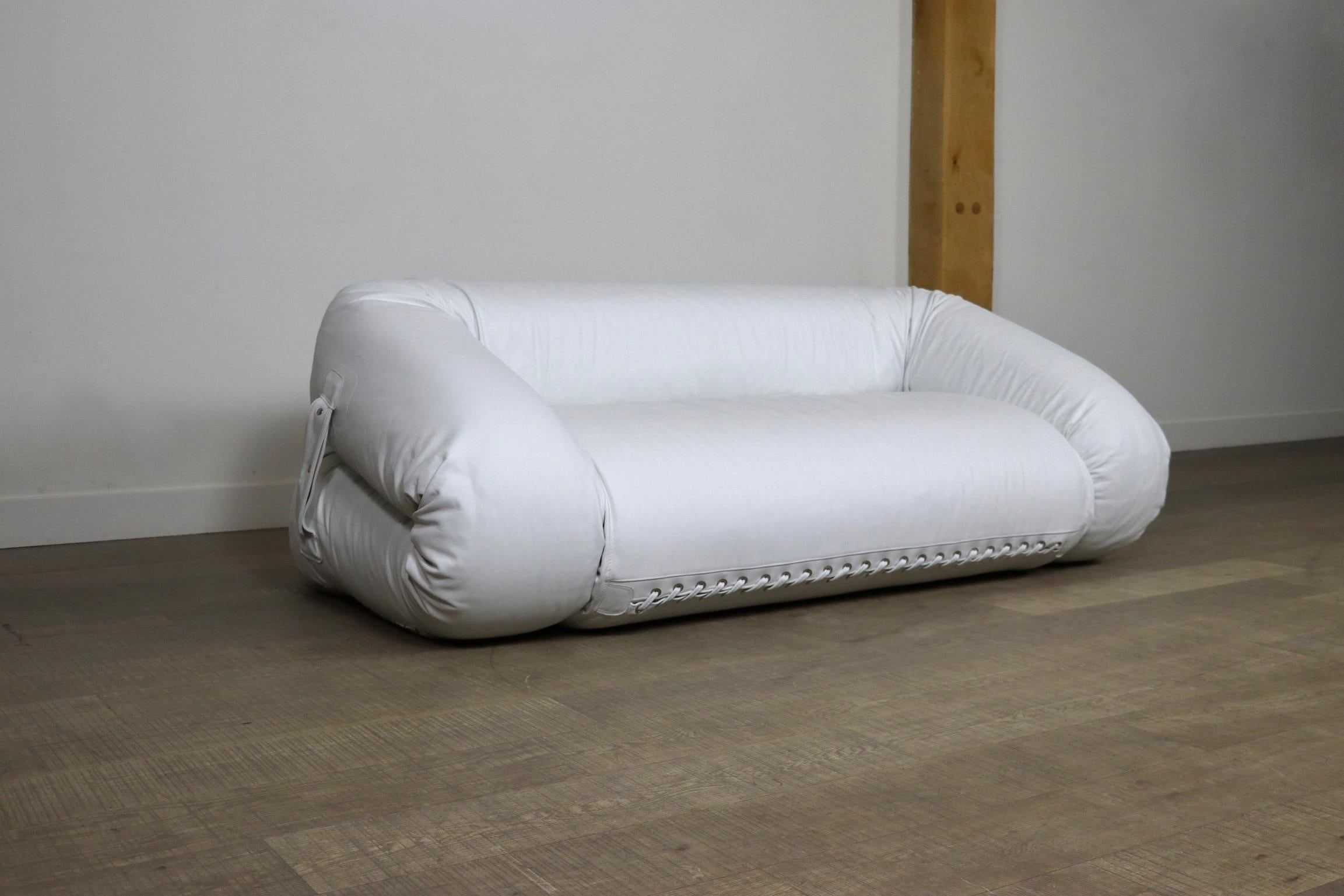 Incredible two seater Anfibio sofa bed in white leather by Alessandro Becchi for Giovanetti Collezione Italy 1971. This stunning white leather upholstery in combination with the white teddy fabric on the mattress inside fits perfectly with the