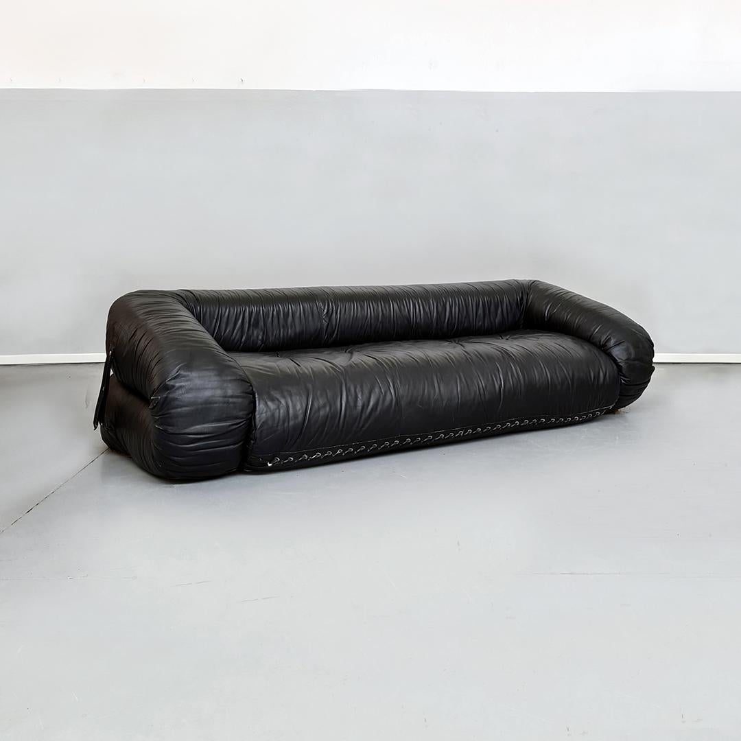 Anfibio sofa bed designed by Alessandro Becchi for Giovannetti Collezioni, with original black leather covering and black leather straps.
Good conditions.
Size: 240 x 90 x 61 H cm.
