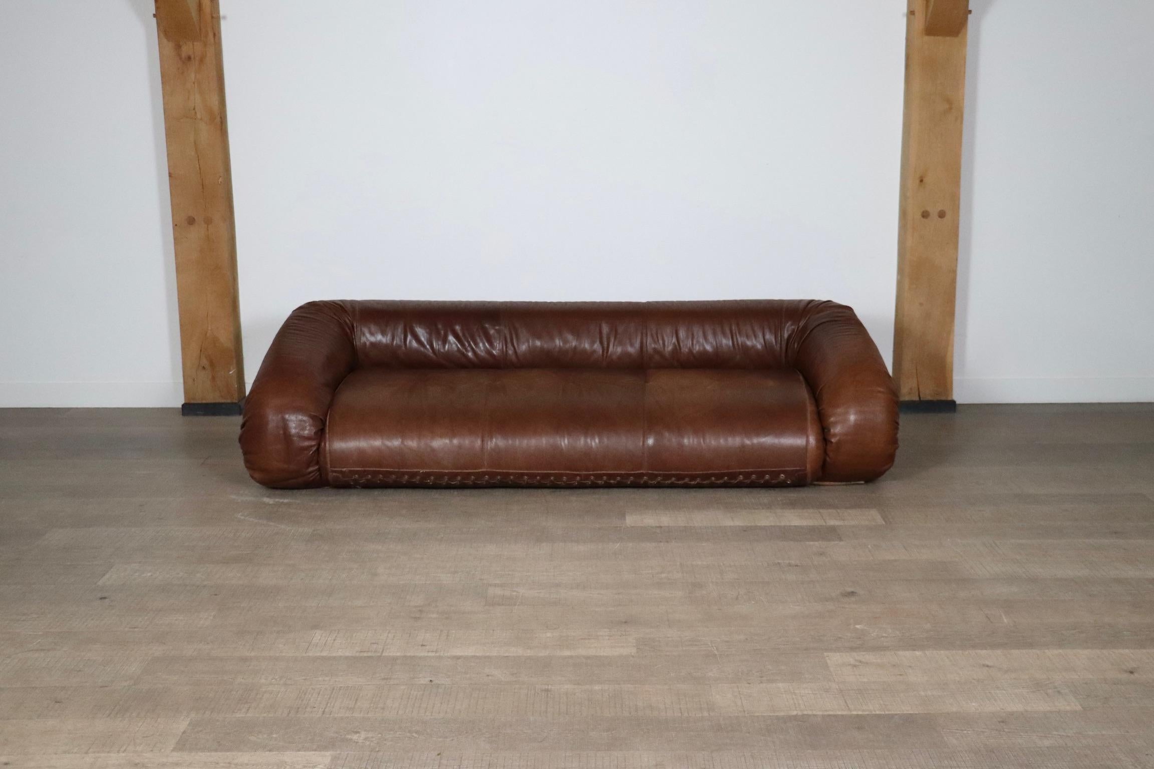 Incredibile divano letto Anfibio di Alessandro Becchi per Giovanetti Collezione Italia 1971.

Questa splendida edizione è realizzata in pelle marrone spessa originale con una patina leggera che si abbina molto bene al suo design anni Settanta. La