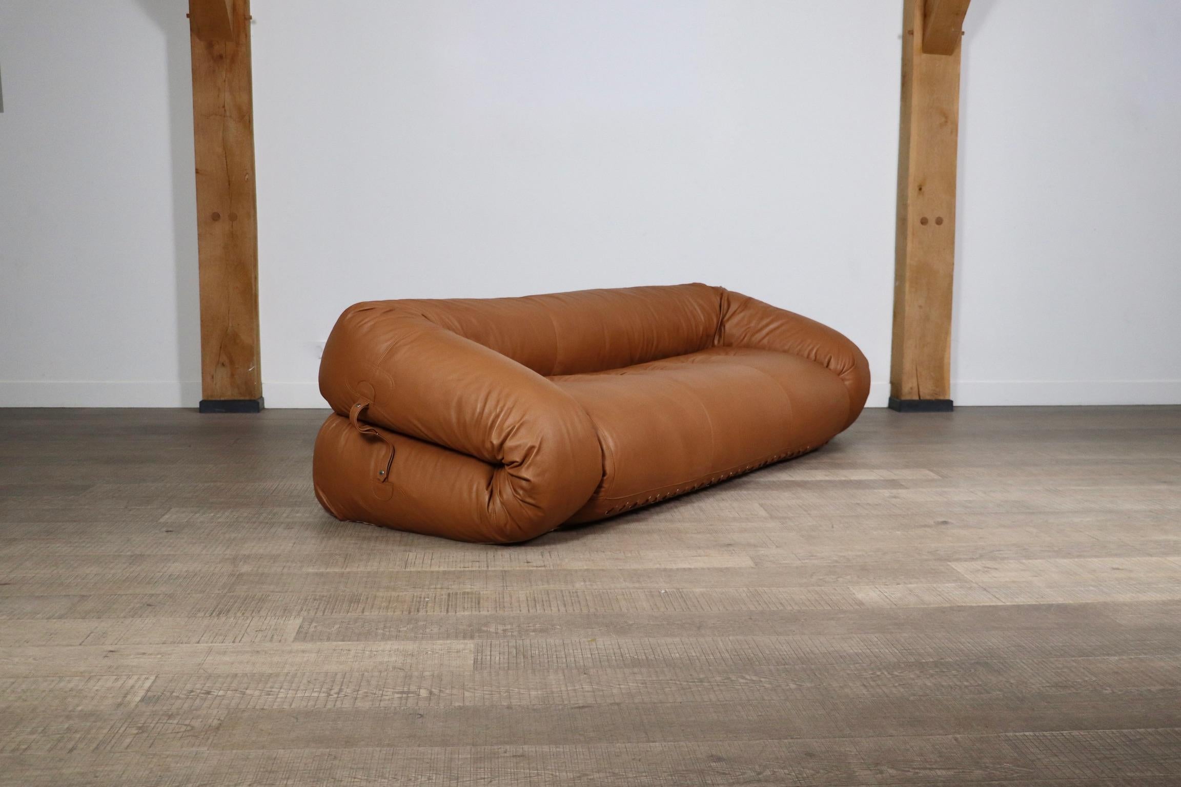 Incredibile divano letto Anfibio di Alessandro Becchi per Giovanetti Collezione Italia 1971. Questo splendido rivestimento in pelle color cognac si abbina perfettamente al tessuto bianco del materasso interno. Il divano può essere facilmente