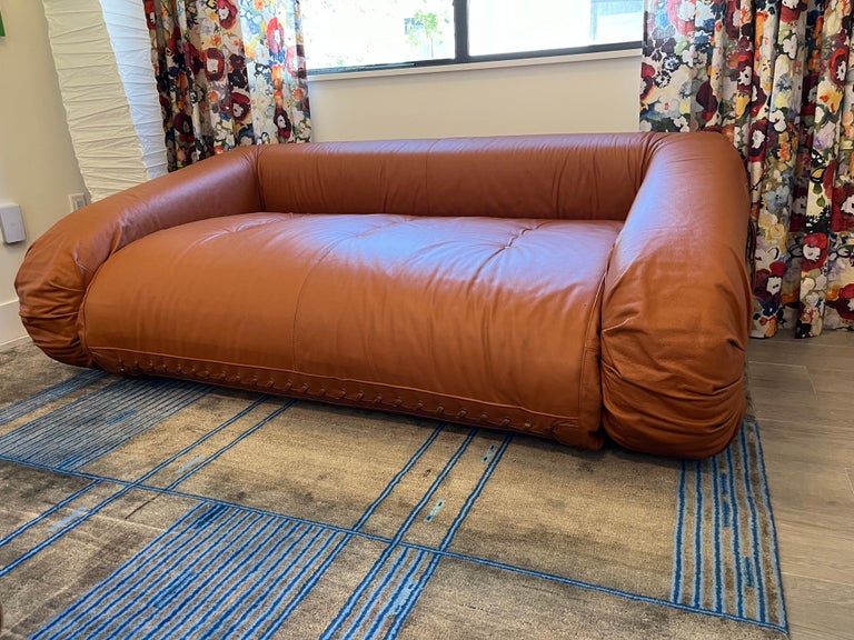 Divano letto Anfibio in pelle cognac di Alessandro Becchi per
