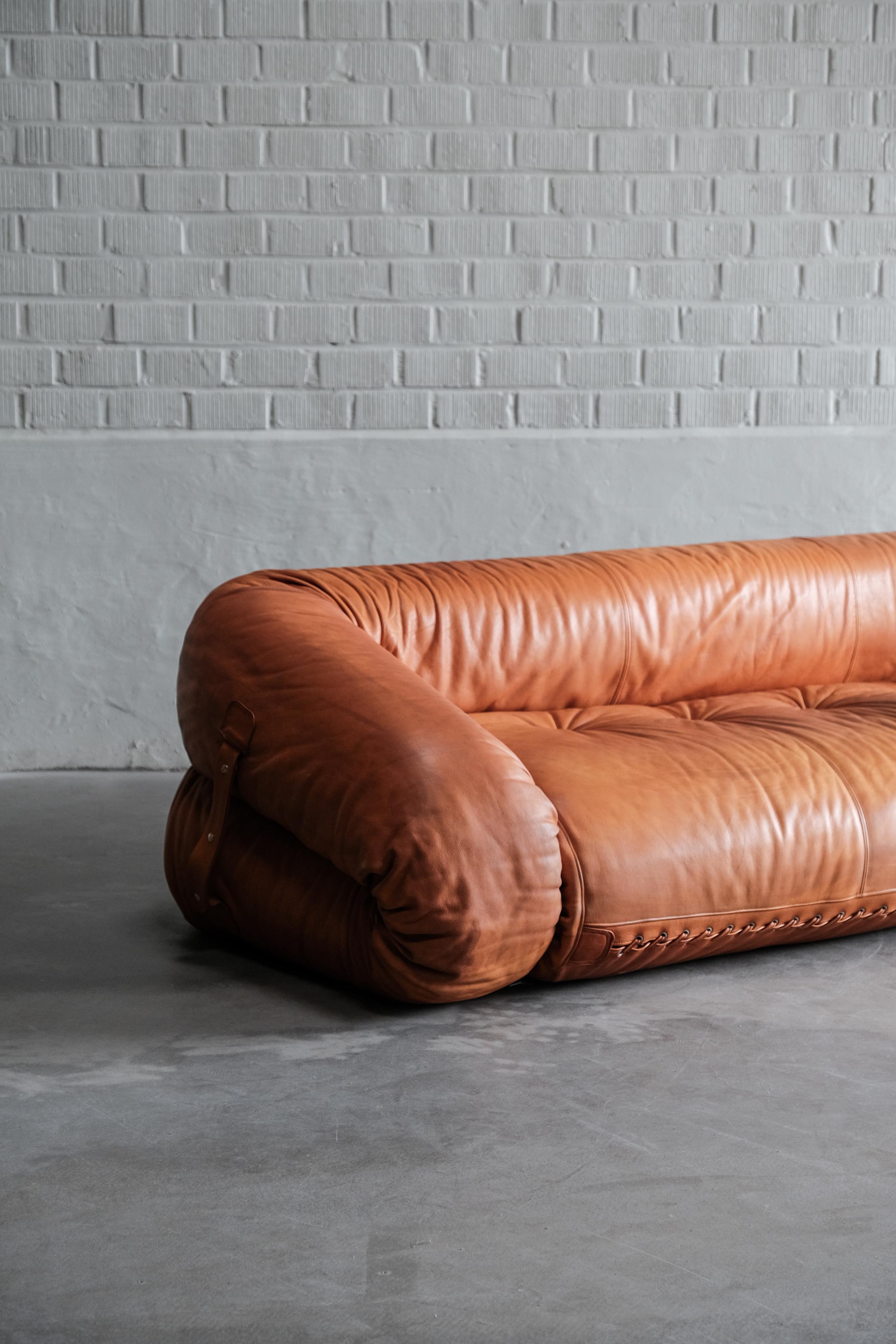 Iconic Anfibio sofa. Designed for Giovanetti by Alessandro Becchi, 1970. 

This sofa bed has an amazing patine on the original leather. No weak spots or holes in the leather. 

Rare find in this beautiful patinated cognac leather. 

And yes, it can