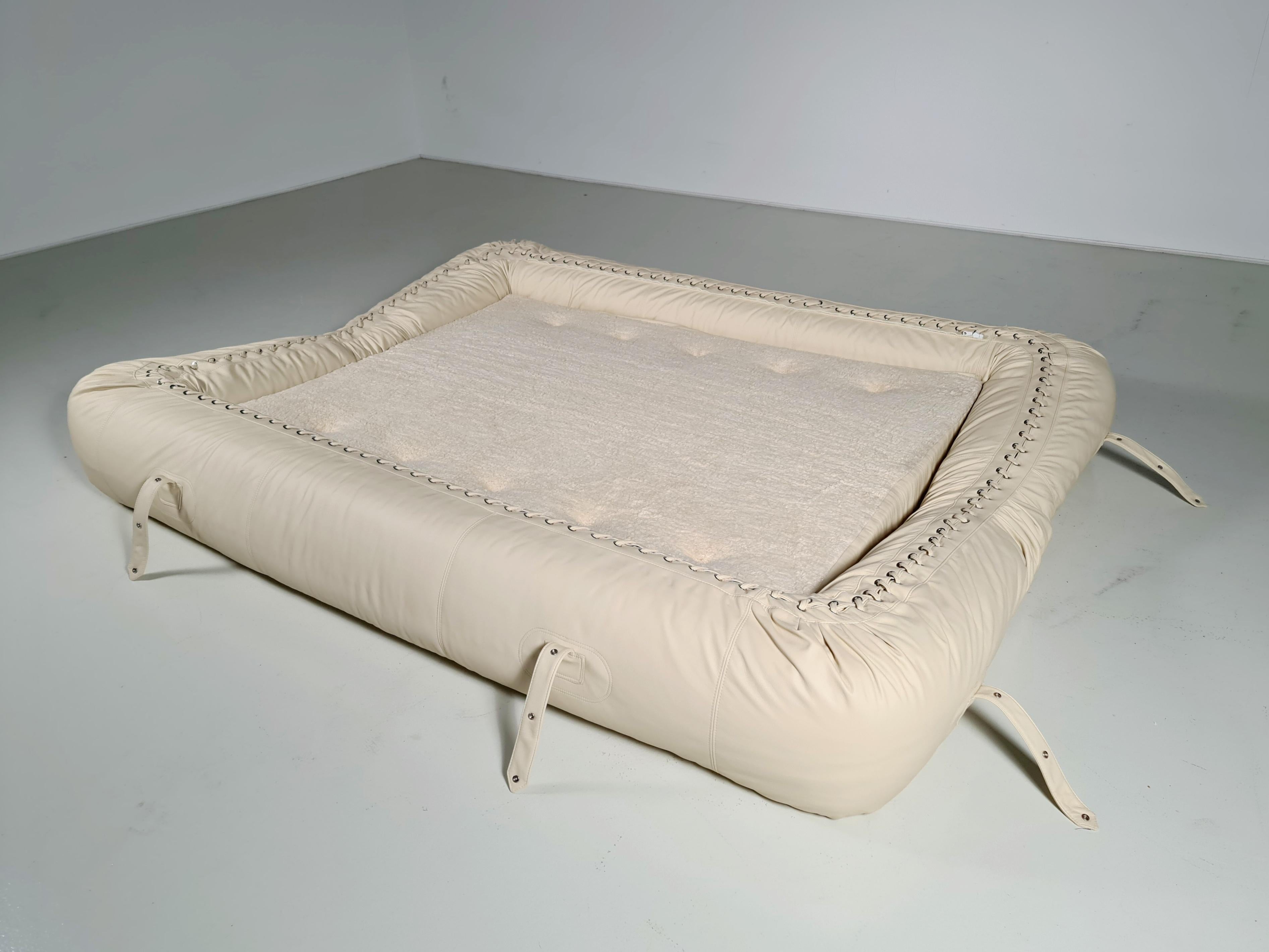 European Anfibio Sofa by Alessandro Becchi for Giovanetti in Creme Leather, 1970s