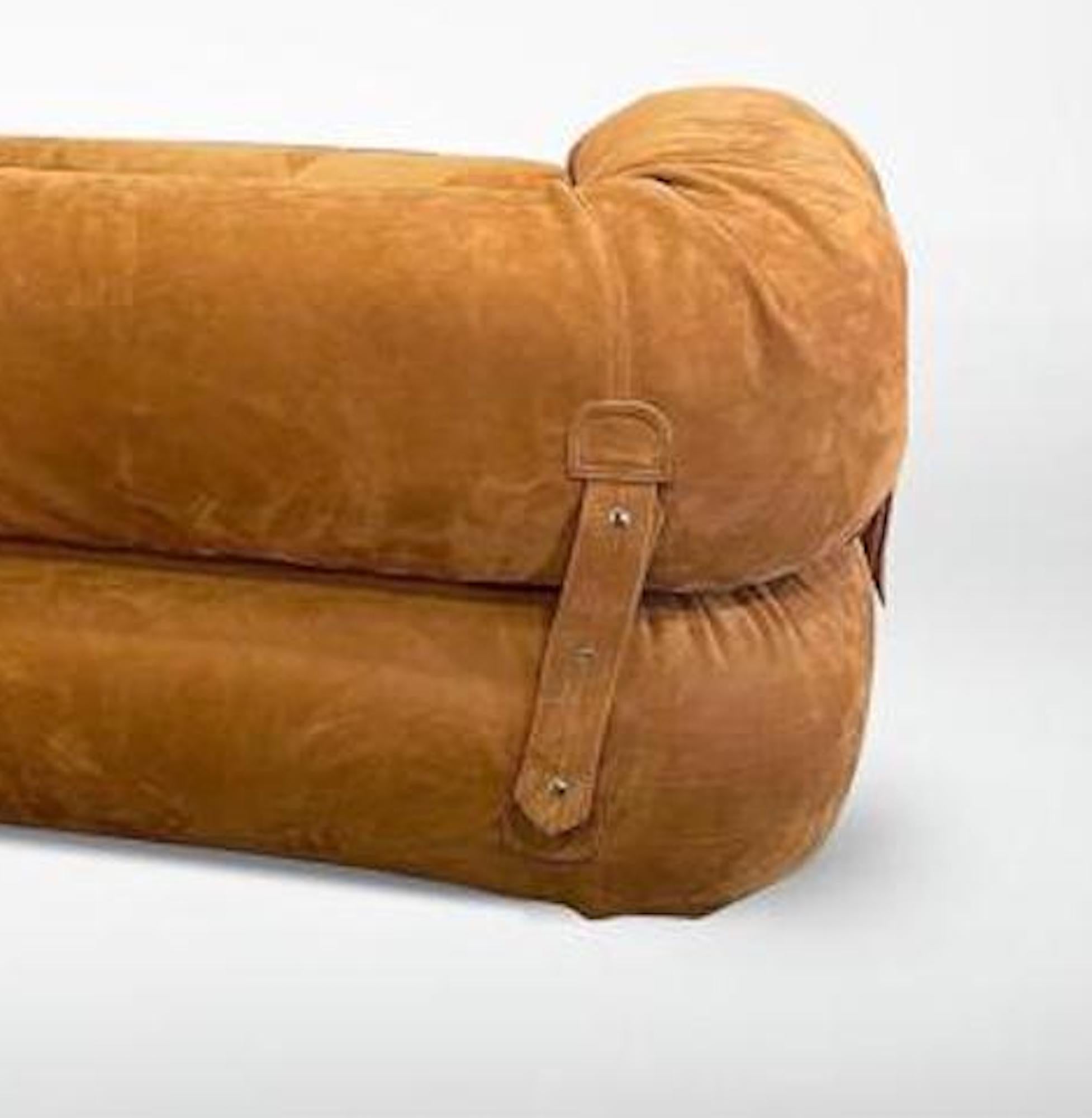 Anfibio 2 seats sofa is a design furniture realized by Alessandro Becchi for Giovannetti in the 1970s.

Brown Suede upholstery

Dimensions: 80 x 170 x 65 cm

Iconic convertible sofa bed.

Very good condition.

 
Anfibio is a sofa bed,