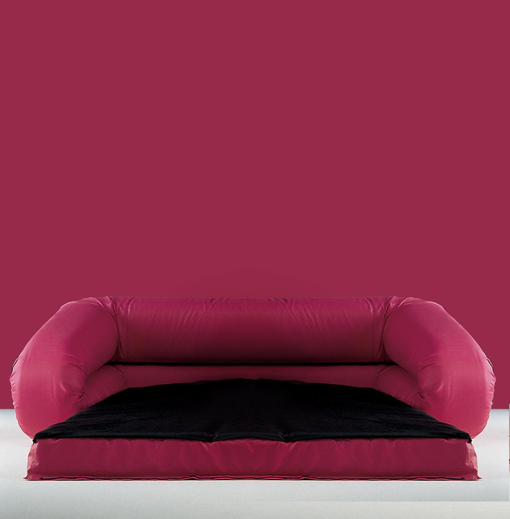The bed-sofa, designed by Alessandro Becchi together with the Giovannetti staff ha recently celebrated its 50 years.
Its history is full of important events and participations. A piece considered a “Classic” of Italian Design, interpreting all-over