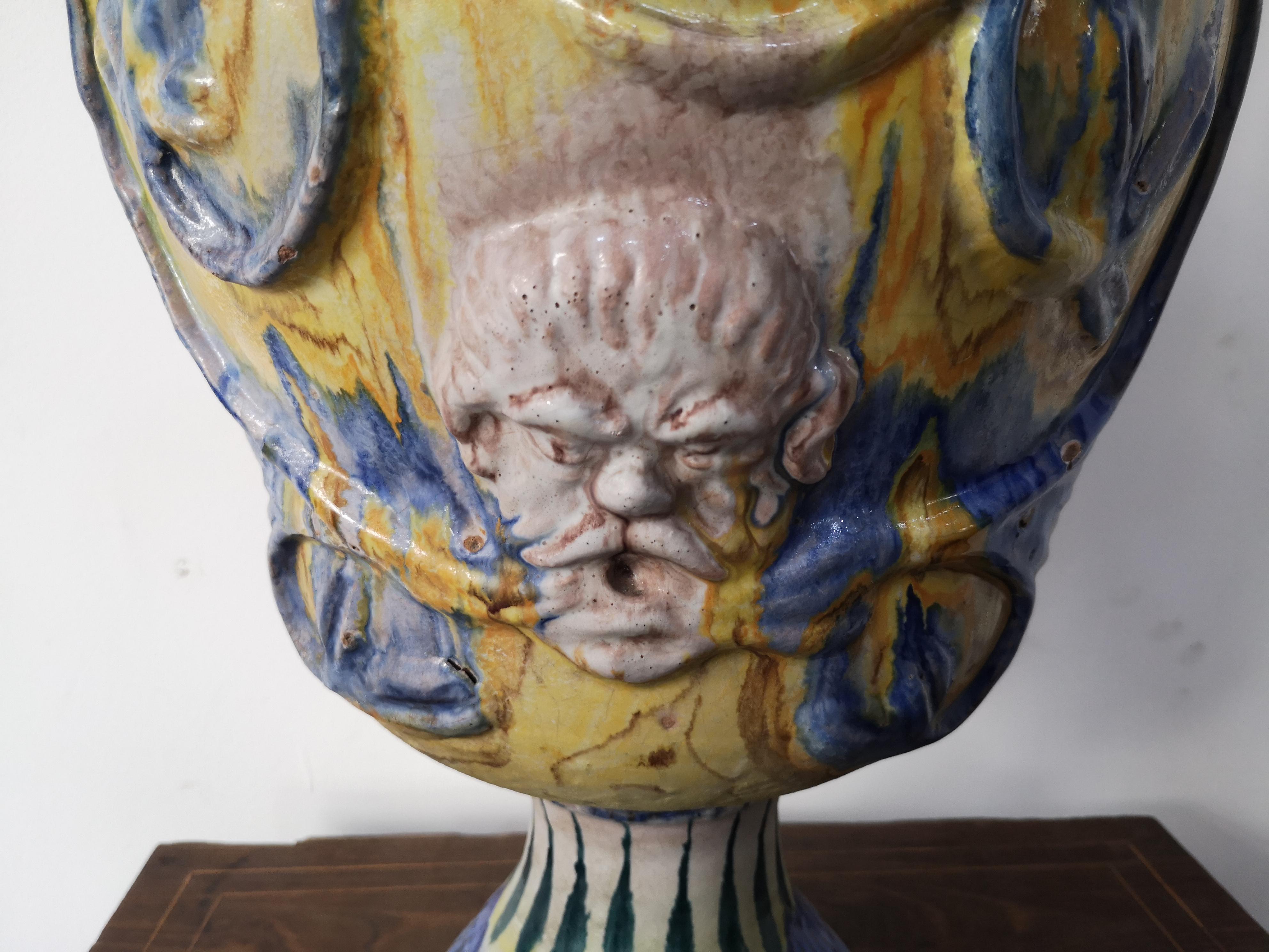 Anfora in ceramica di Caltagirone con mascherone di satiro, metà del XIX secolo.