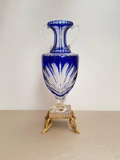 “Anfora in cristallo blu e oro stile Versailles – Eleganza francese d’epoca.