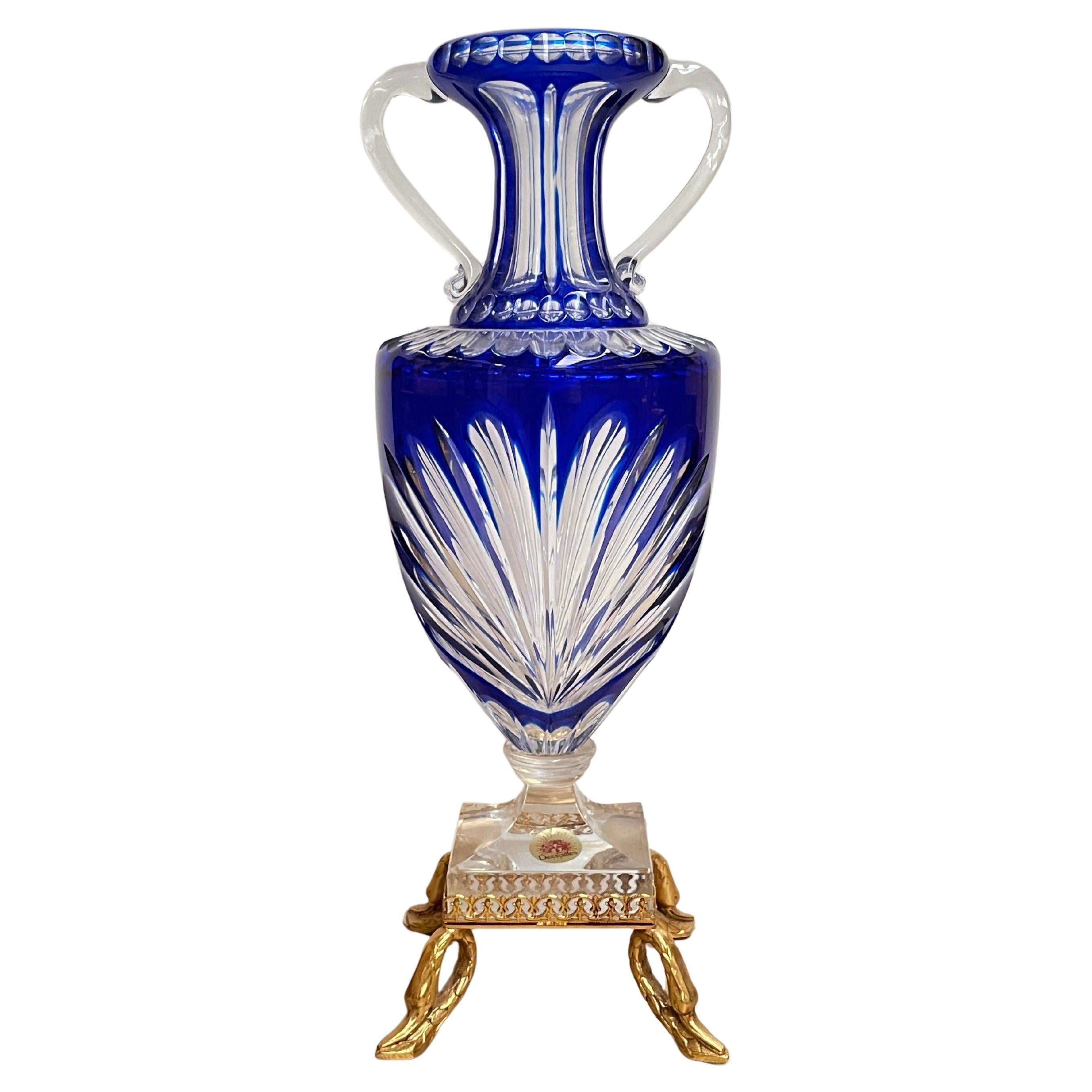 "Anfora in cristallo blu e oro stile Versailles - Eleganza francese d'epoca.