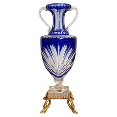 “Anfora in cristallo blu e oro stile Versailles – Eleganza francese d’epoca.