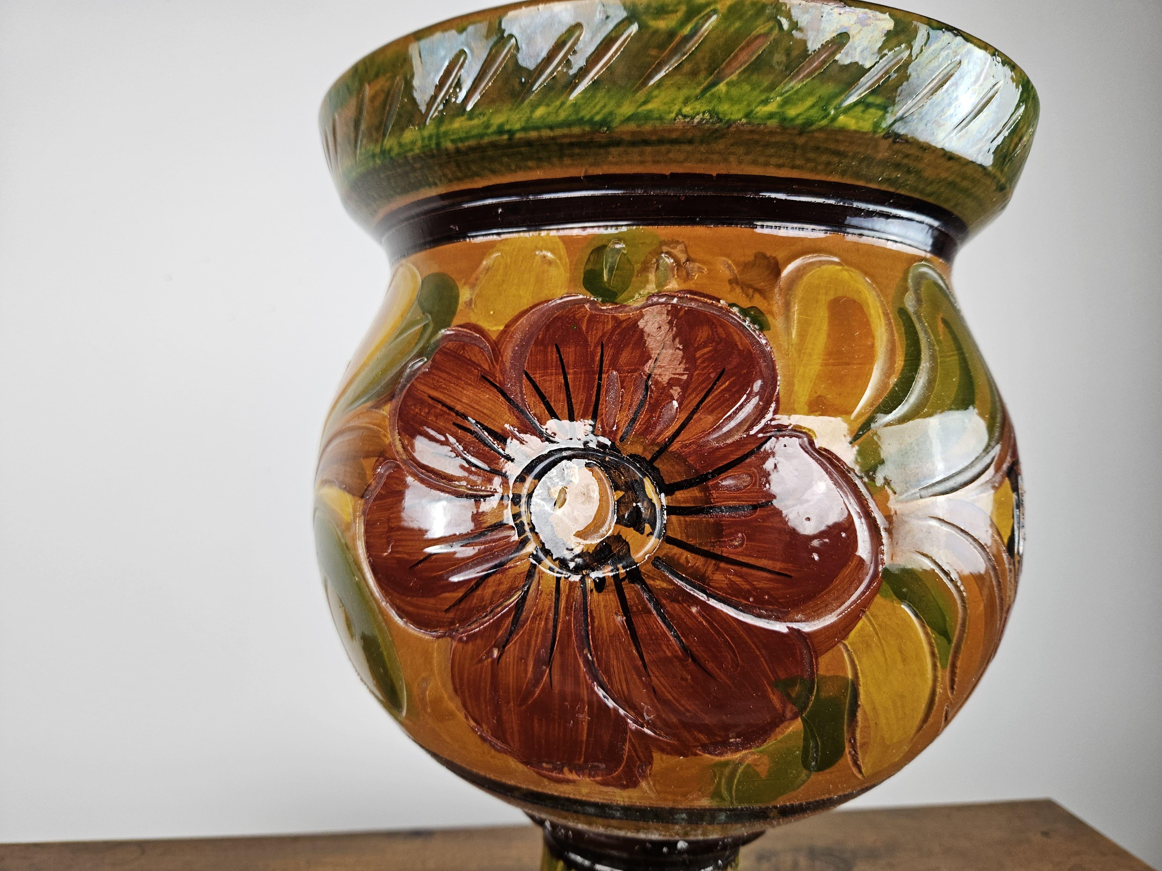 Amphore en terre cuite brune à décor floral années 1980 en vente 2