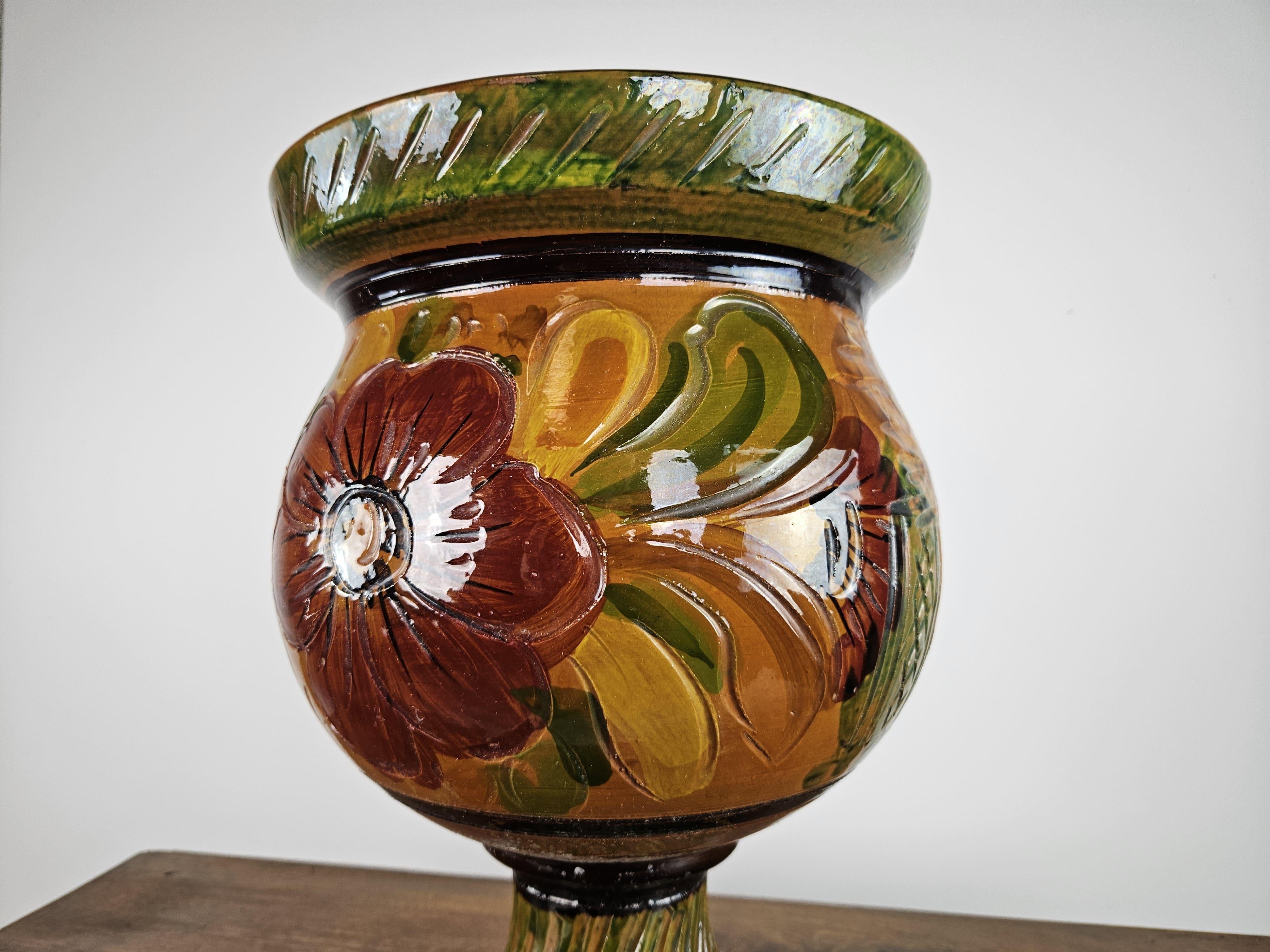 Amphore en terre cuite brune à décor floral années 1980 en vente 3
