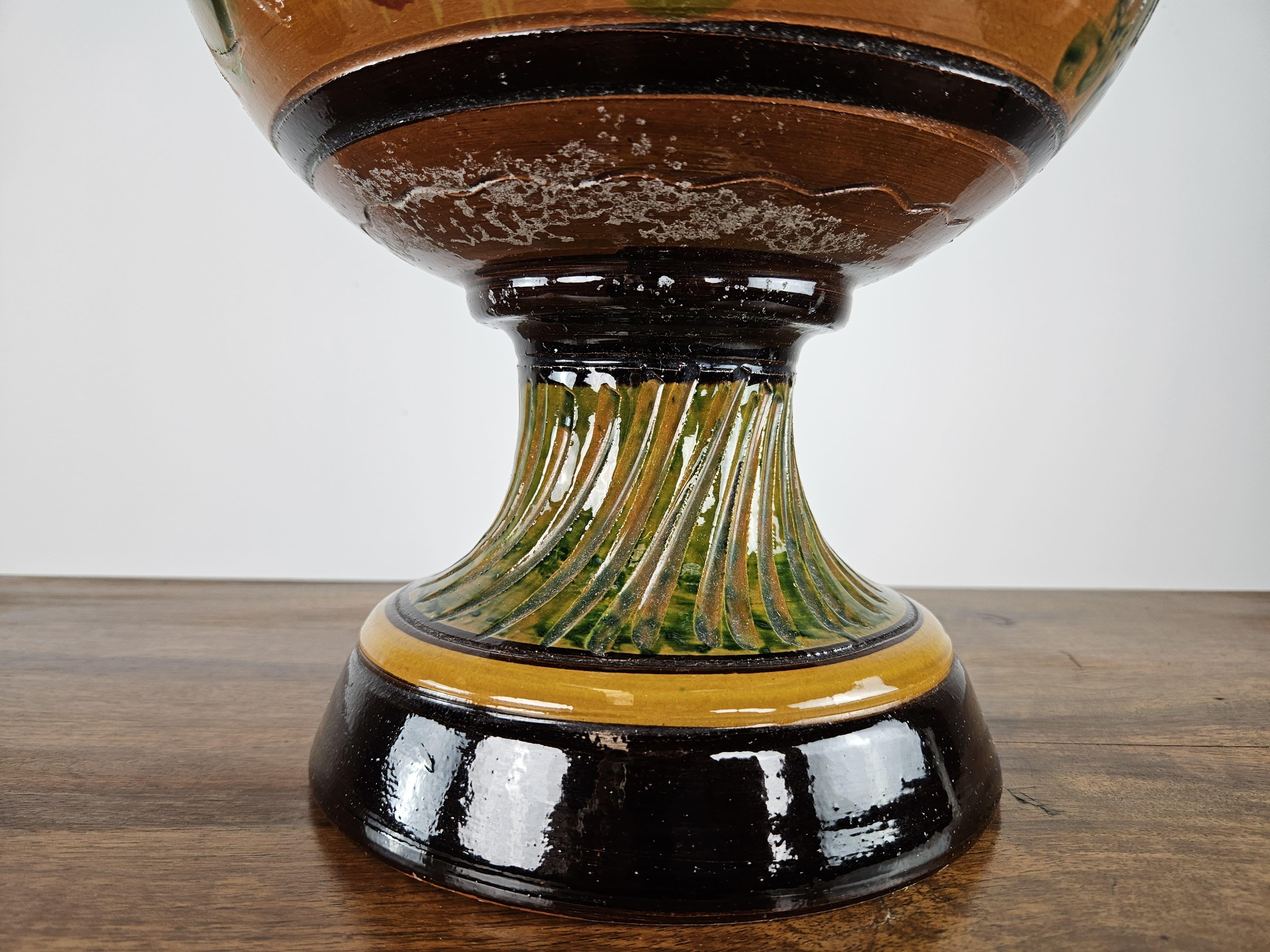 Amphore en terre cuite brune à décor floral années 1980 en vente 4