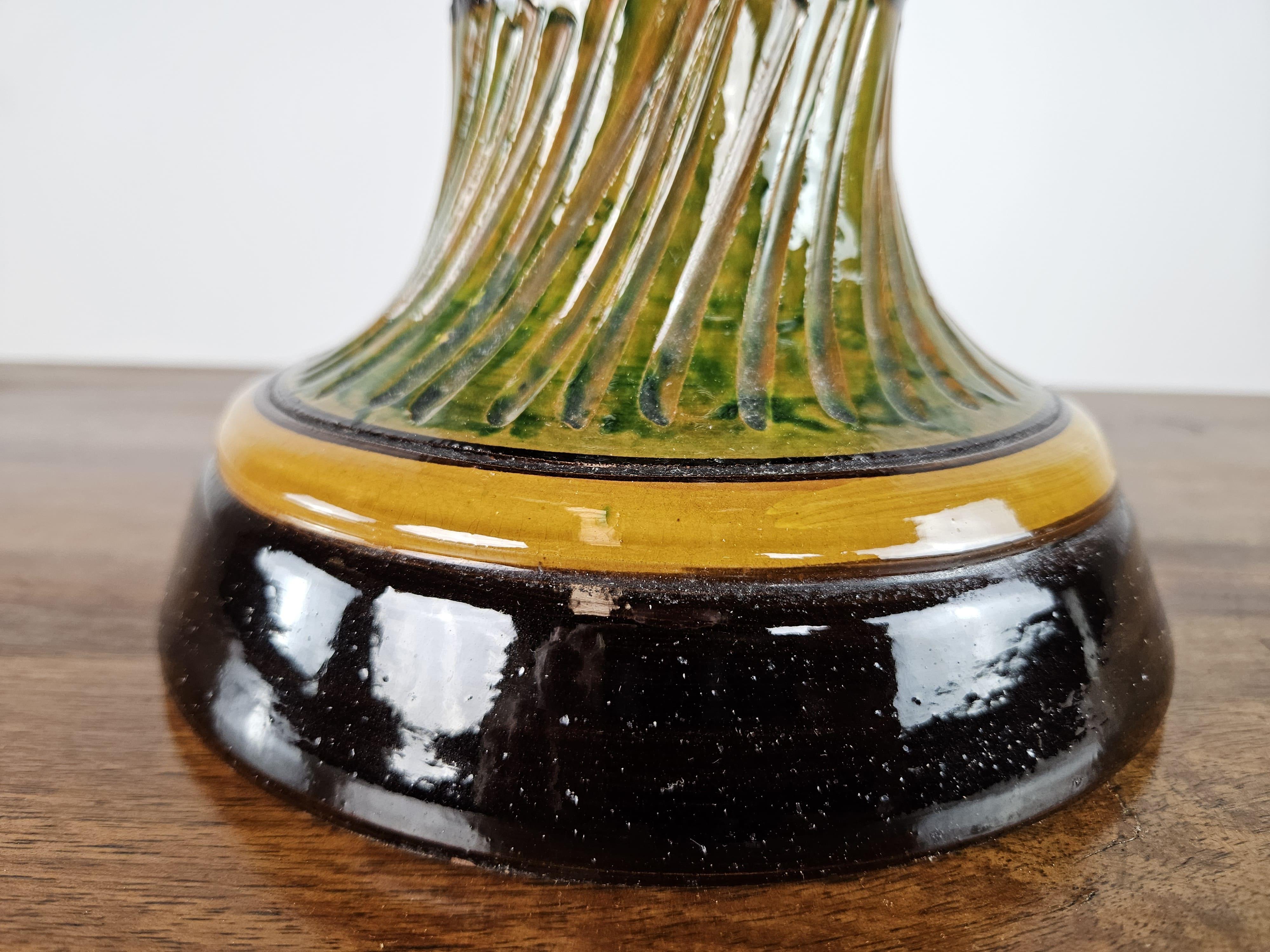 Amphore en terre cuite brune à décor floral années 1980 en vente 8