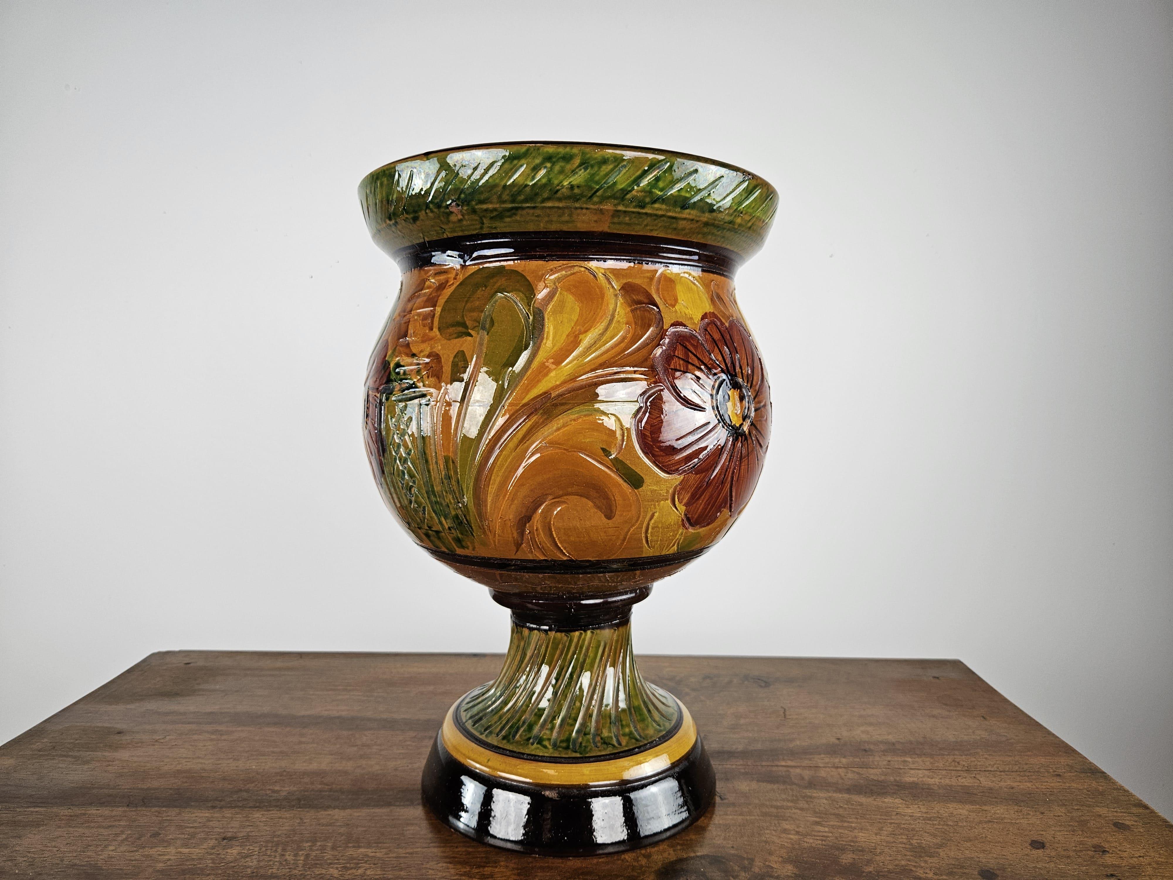 Amphore en terre cuite avec des motifs floraux, signes normaux d'usure dus à l'âge et à l'utilisation.
