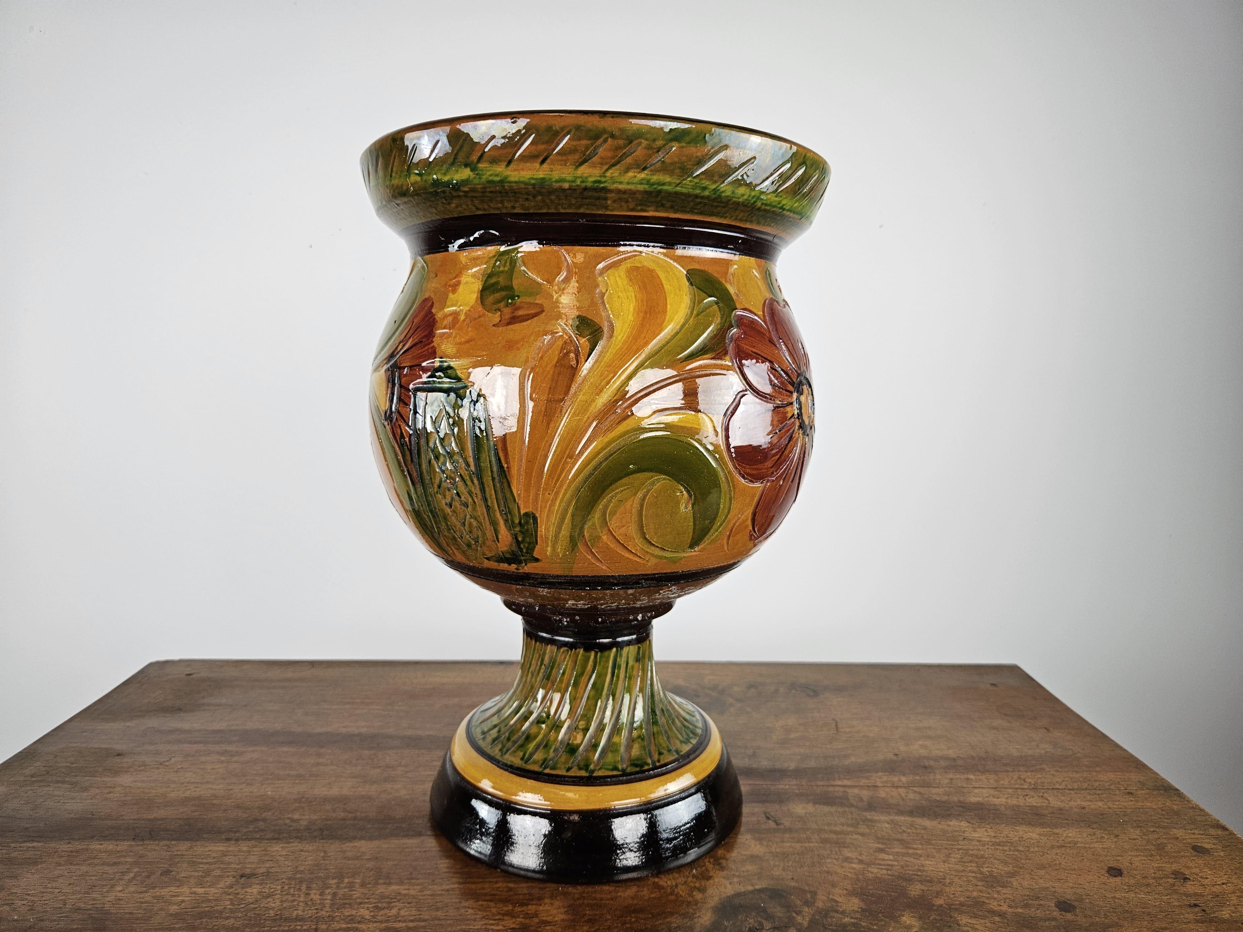 Mid-Century Modern Amphore en terre cuite brune à décor floral années 1980 en vente