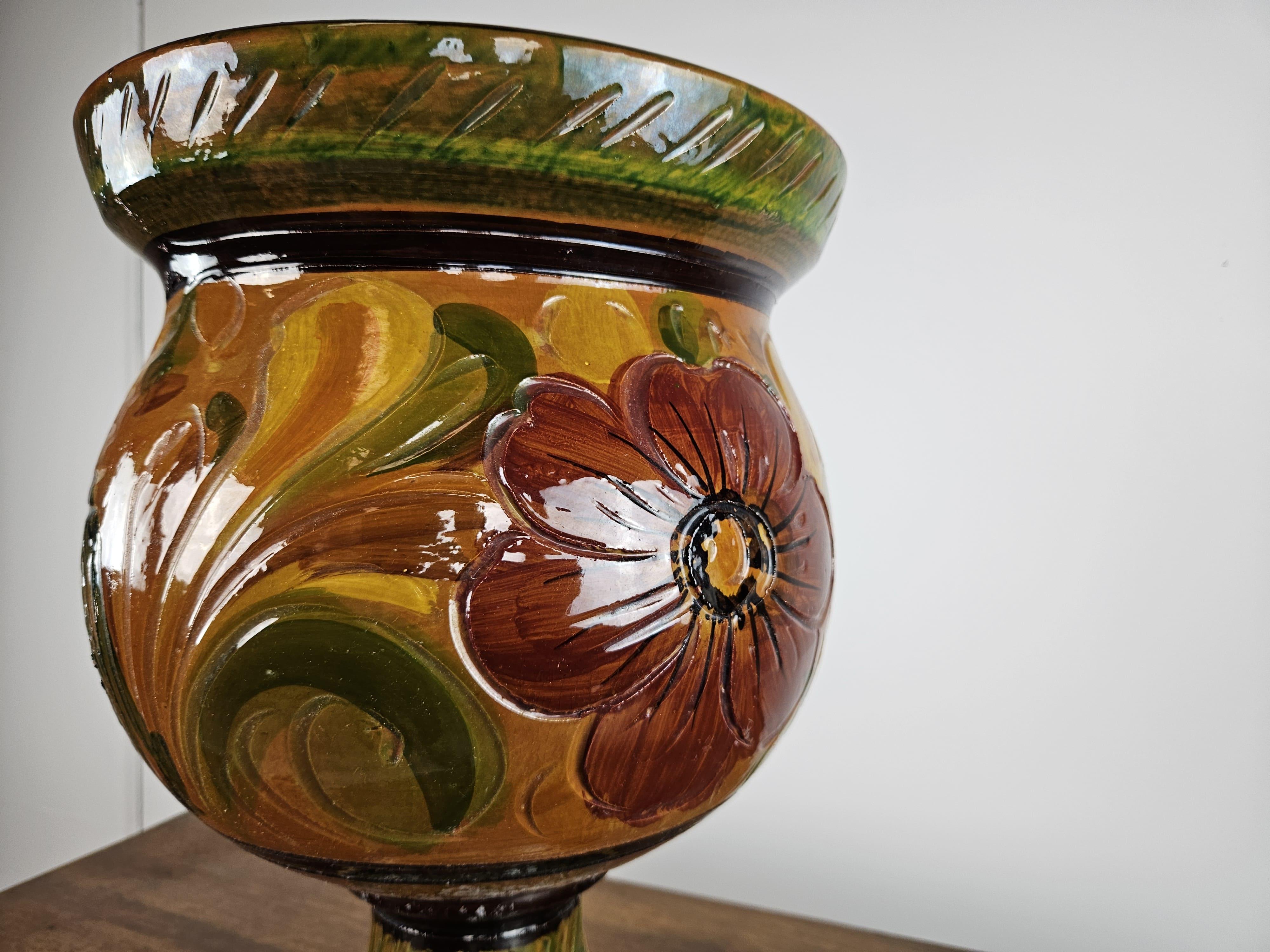 Amphore en terre cuite brune à décor floral années 1980 en vente 1