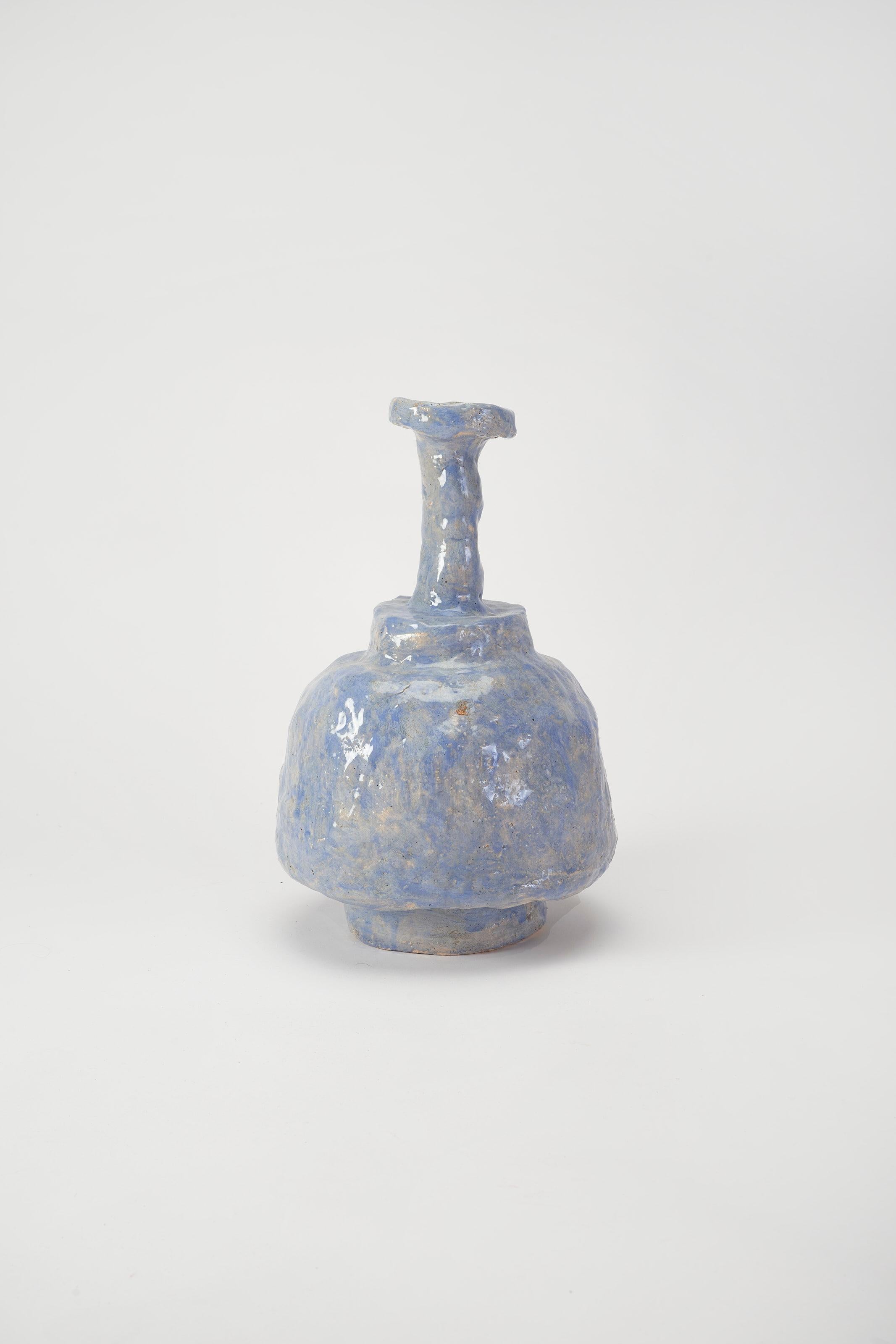 Postmoderno Vaso contemporaneo di forma organica e rustica in ceramica azzurra di Willem Van Hooff in vendita
