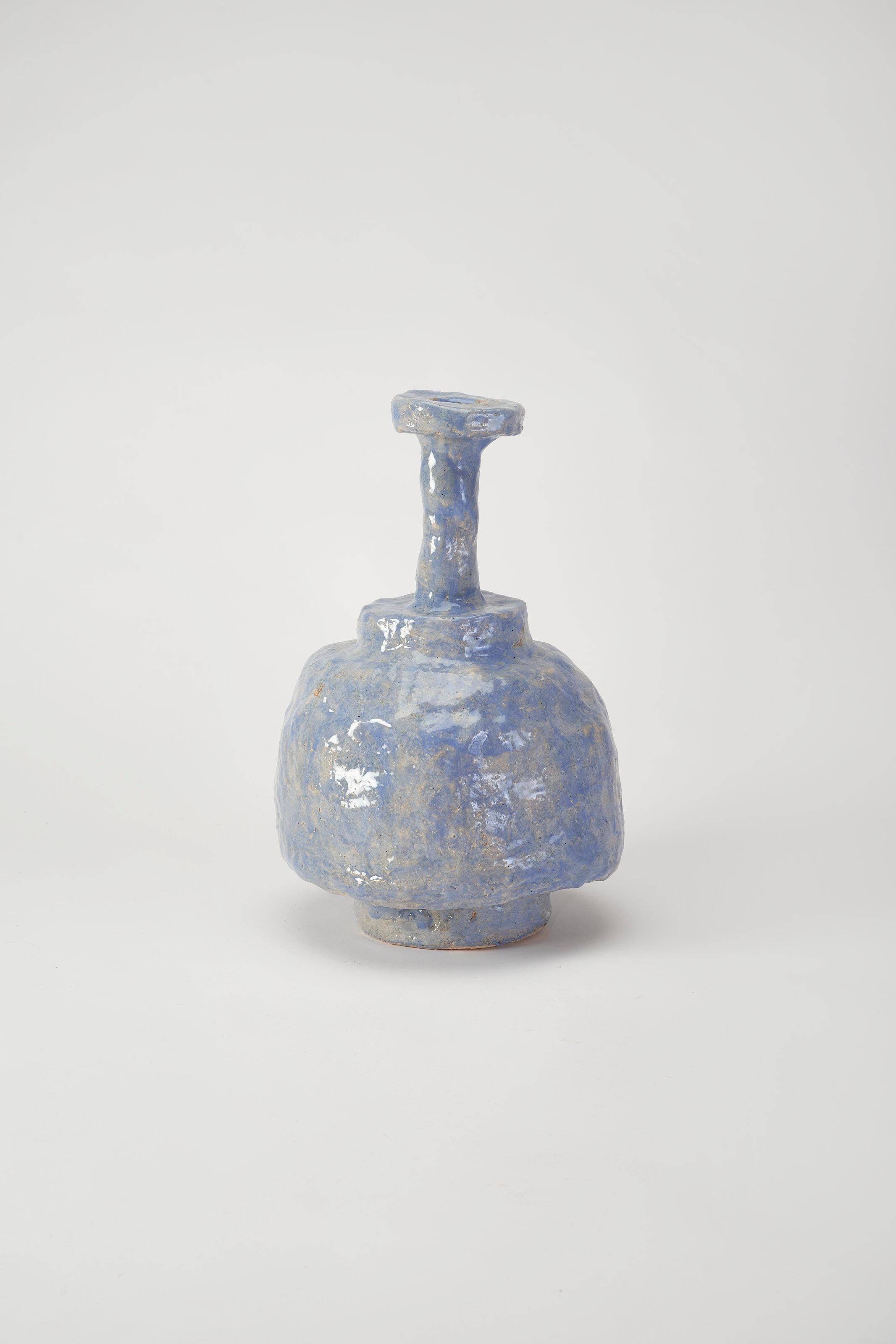 Olandese Vaso contemporaneo di forma organica e rustica in ceramica azzurra di Willem Van Hooff in vendita