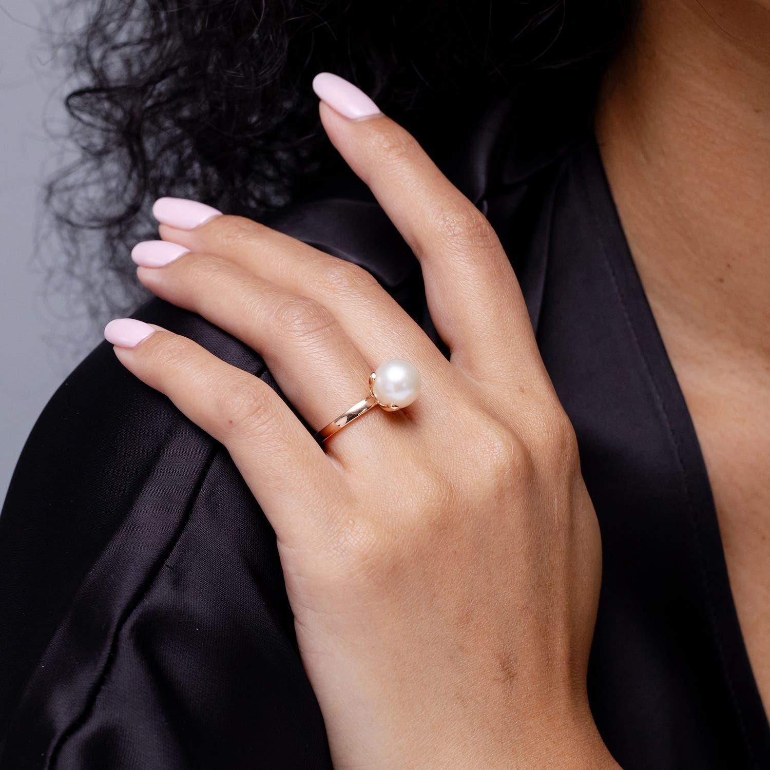 Moderno Anello Angara Classic Solitaire con perle d'acqua dolce coltivate in oro massiccio 14 carati in vendita