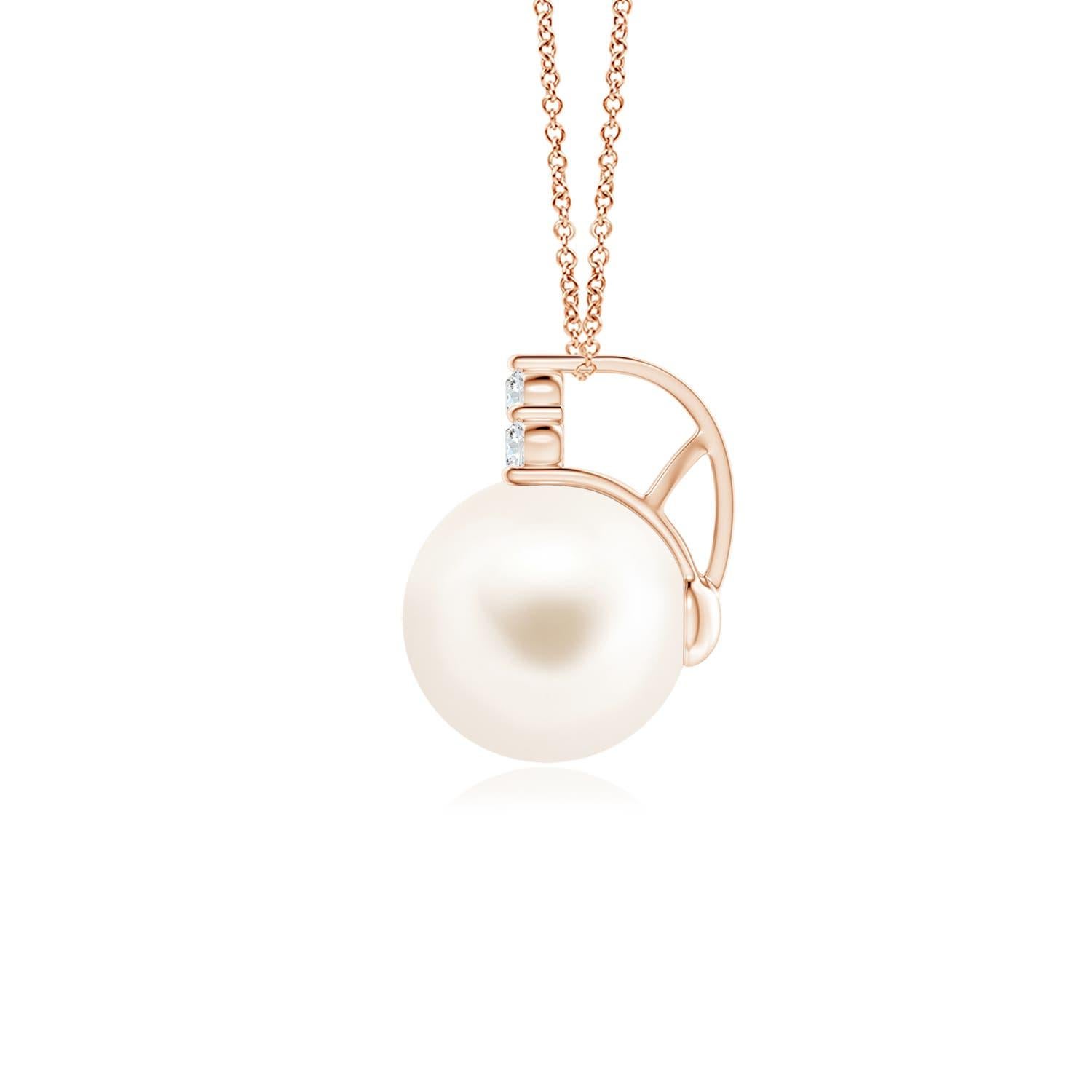 Eine wunderschöne Süßwasser-Zuchtperle wird von einem schillernden Trio aus Diamanten gekrönt. Dieser elegante und klassische Perlenanhänger ist aus 14 Karat Roségold gefertigt.
Die Süßwasser-Zuchtperle ist der Geburtsstein des Monats Juni und das