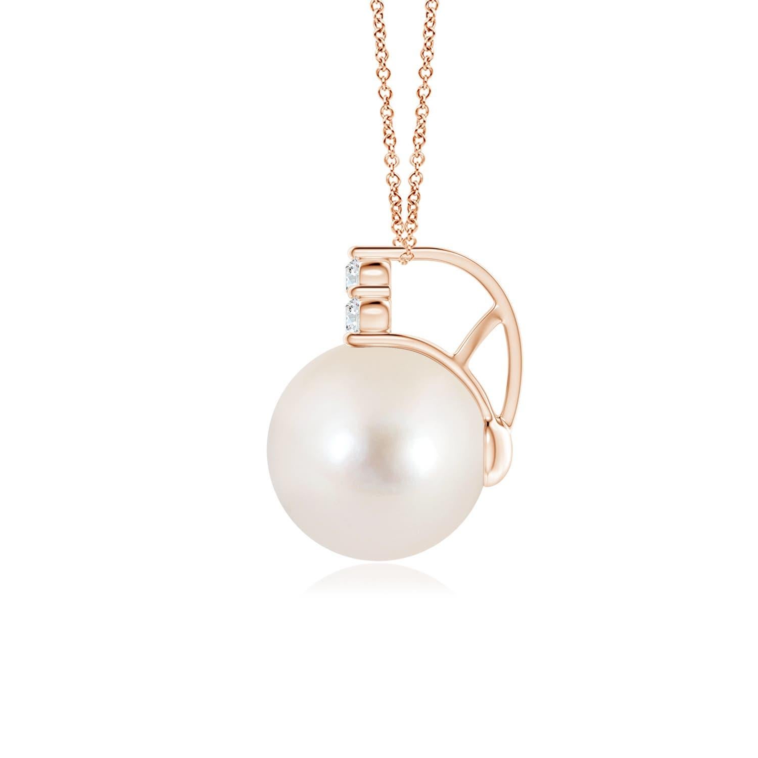 Rematada con un deslumbrante trío de diamantes, se encuentra una hermosa perla cultivada de agua dulce. Este elegante y clásico colgante de perla está elaborado en oro rosa de 14 quilates.
La perla cultivada de agua dulce es la piedra de nacimiento