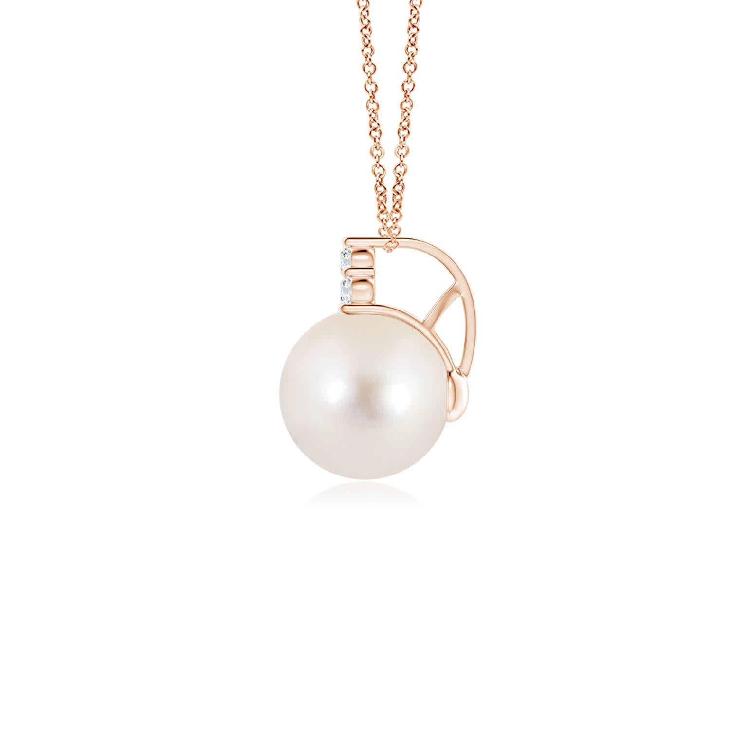 Rematada con un deslumbrante trío de diamantes, se encuentra una hermosa perla cultivada de agua dulce. Este elegante y clásico colgante de perla está elaborado en oro rosa de 14 quilates.
La perla cultivada de agua dulce es la piedra de nacimiento