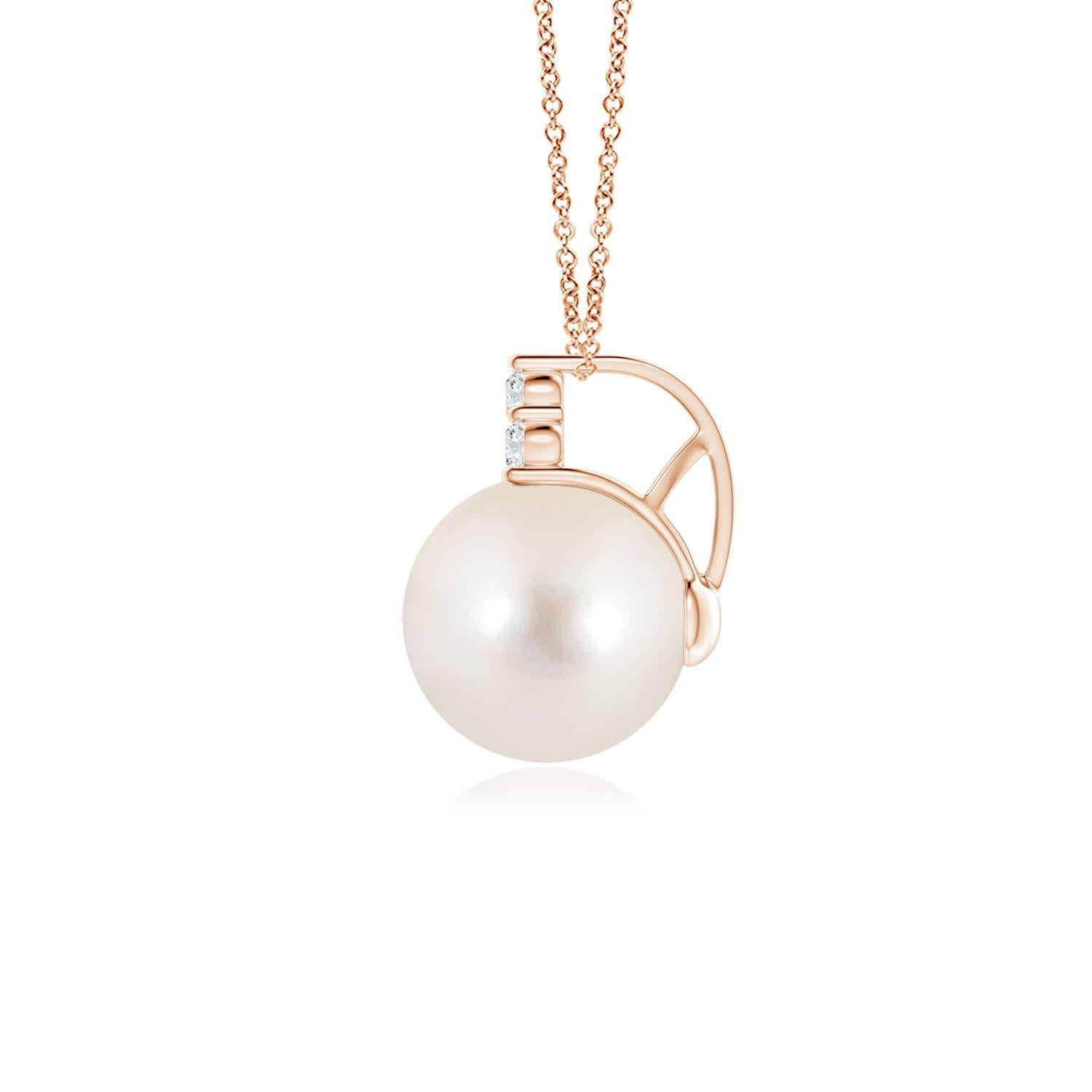 Une magnifique perle de culture d'eau douce est surmontée d'un éblouissant trio de diamants. Ce pendentif perle élégant et classique est réalisé en or rose 14k.
La perle de culture d'eau douce est la pierre de naissance du mois de juin et le cadeau