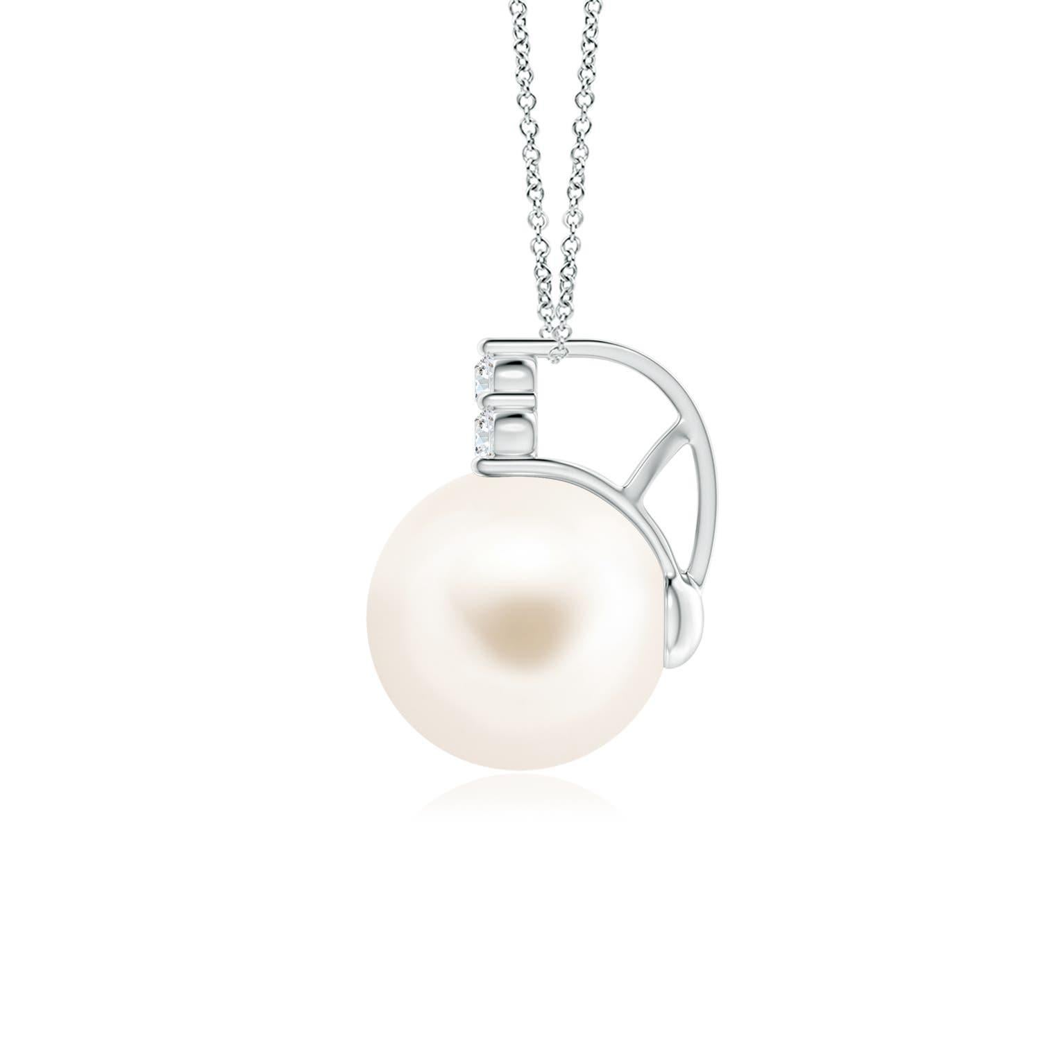 Une magnifique perle de culture d'eau douce est surmontée d'un éblouissant trio de diamants. Ce pendentif perle élégant et classique est réalisé en or blanc 14k.
La perle de culture d'eau douce est la pierre de naissance du mois de juin et le cadeau