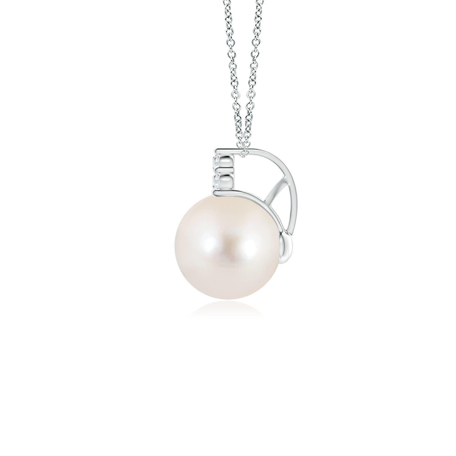Une magnifique perle de culture d'eau douce est surmontée d'un éblouissant trio de diamants. Ce pendentif perle élégant et classique est réalisé en or blanc 14k.
La perle de culture d'eau douce est la pierre de naissance du mois de juin et le cadeau