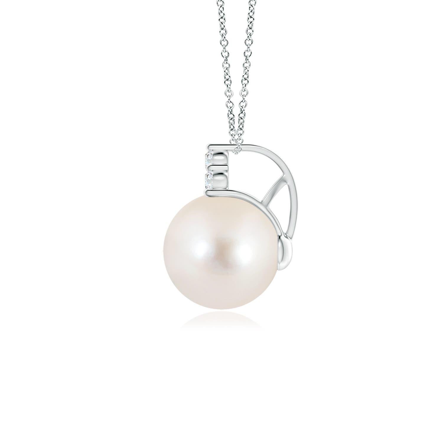 Il Trio di diamanti è sormontato da una bellissima perla d'acqua dolce. Questo elegante e classico pendente di perle è realizzato in oro bianco 14k.
La perla d'acqua dolce è la pietra natale di giugno e il regalo tradizionale per il 3°, 30°, 46°,