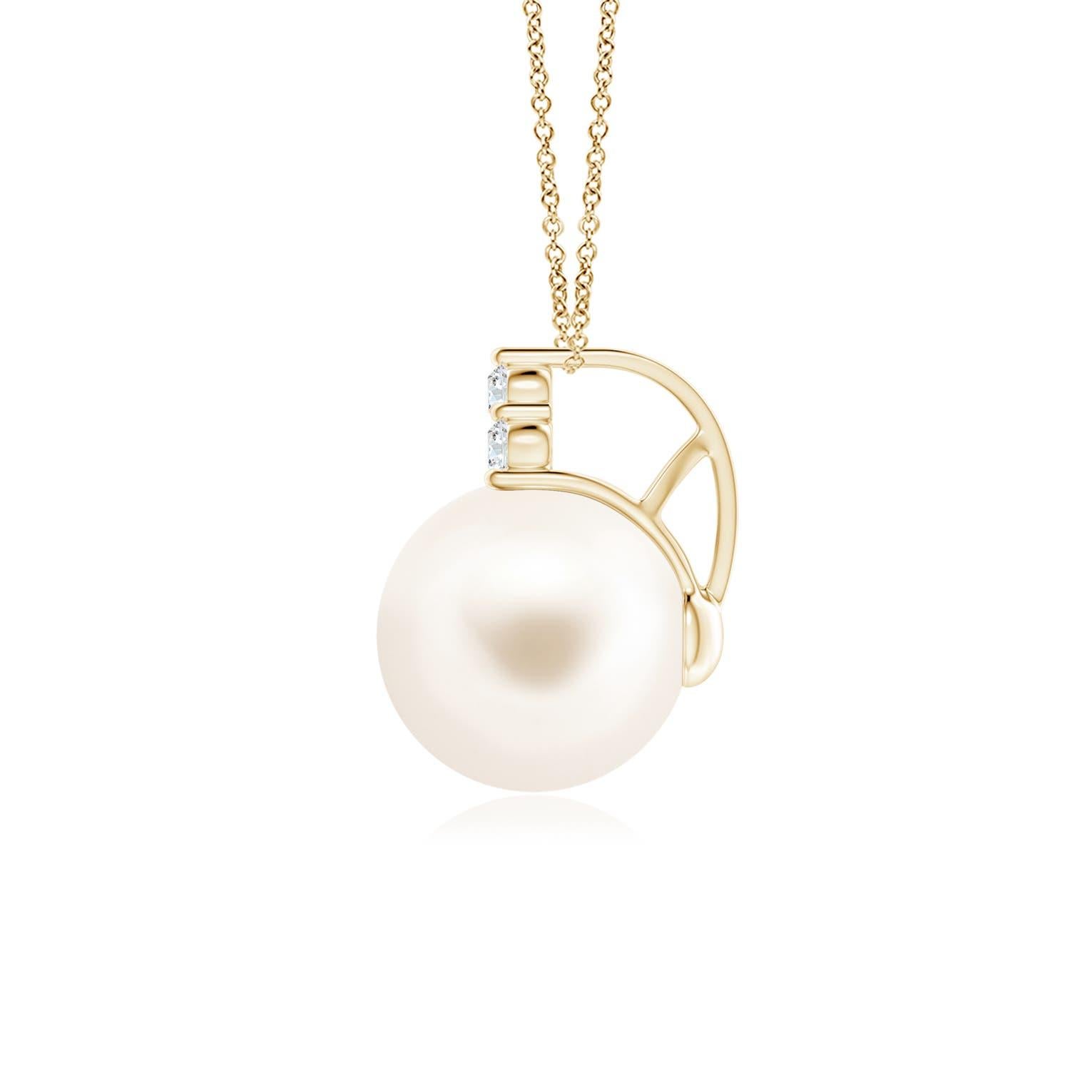 Eine wunderschöne Süßwasser-Zuchtperle wird von einem schillernden Trio aus Diamanten gekrönt. Dieser elegante und klassische Perlenanhänger ist aus 14k Gelbgold gefertigt.
Die Süßwasser-Zuchtperle ist der Geburtsstein des Monats Juni und das