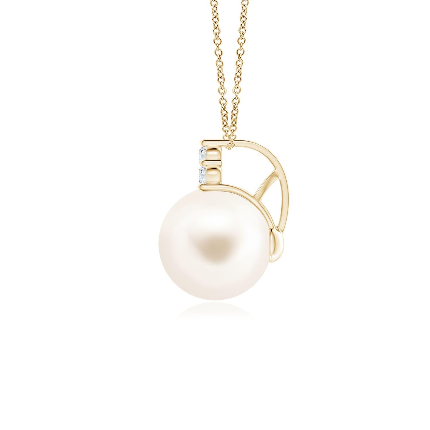 Une magnifique perle de culture d'eau douce est surmontée d'un éblouissant trio de diamants. Ce pendentif perle élégant et classique est réalisé en or jaune 14k.
La perle de culture d'eau douce est la pierre de naissance du mois de juin et le cadeau