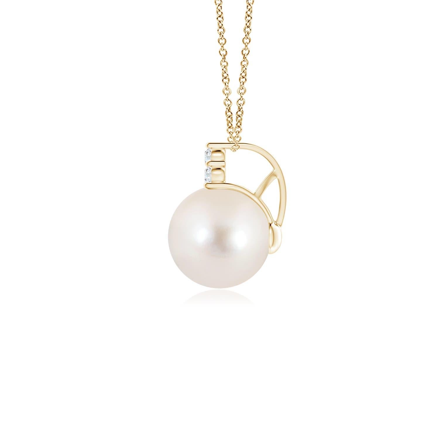 Une magnifique perle de culture d'eau douce est surmontée d'un éblouissant trio de diamants. Ce pendentif perle élégant et classique est réalisé en or jaune 14k.
La perle de culture d'eau douce est la pierre de naissance du mois de juin et le cadeau