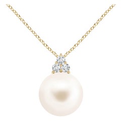 Colgante Angara de Perla Cultivada de Agua Dulce y Trío de Diamantes en Oro Amarillo de 14K