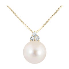 Colgante Angara de Perla Cultivada de Agua Dulce y Trío de Diamantes en Oro Amarillo de 14K