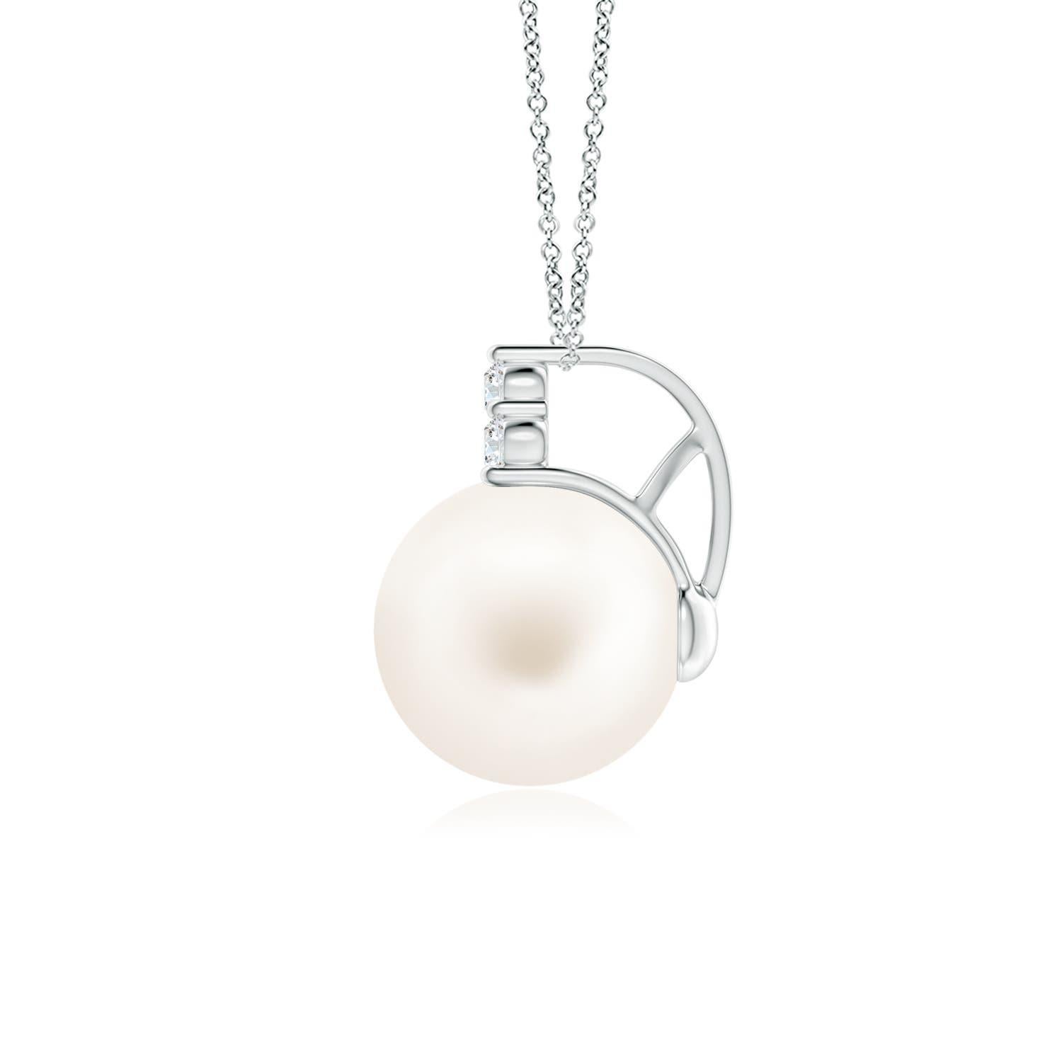 Une magnifique perle de culture d'eau douce est surmontée d'un éblouissant trio de diamants. Ce pendentif perle élégant et classique est réalisé en platine.
La perle de culture d'eau douce est la pierre de naissance du mois de juin et le cadeau