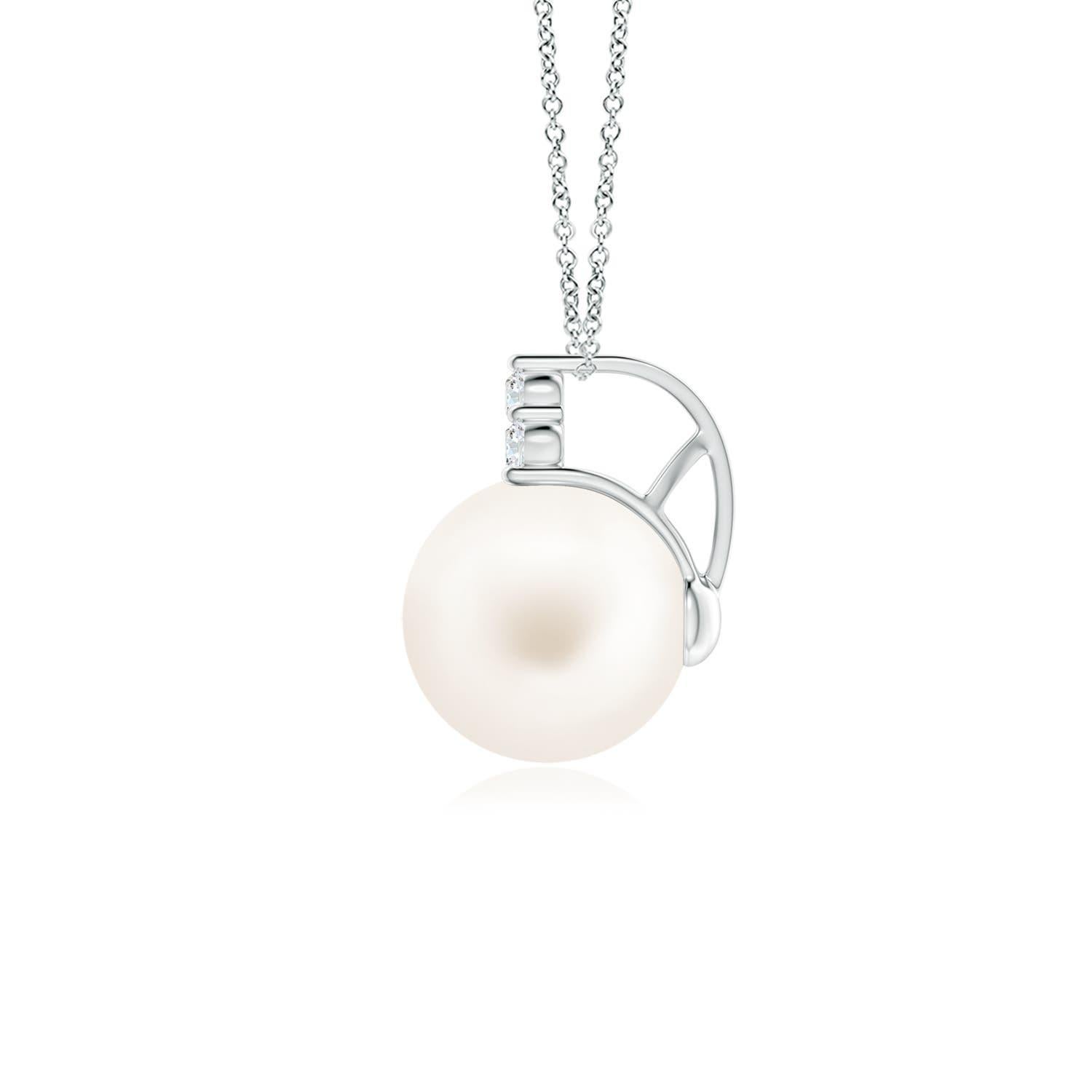 Une magnifique perle de culture d'eau douce est surmontée d'un éblouissant trio de diamants. Ce pendentif perle élégant et classique est réalisé en platine.
La perle de culture d'eau douce est la pierre de naissance du mois de juin et le cadeau