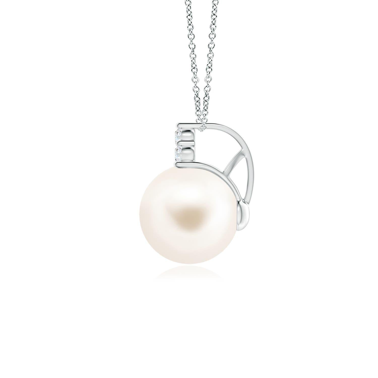 Une magnifique perle de culture d'eau douce est surmontée d'un éblouissant trio de diamants. Ce pendentif perle élégant et classique est réalisé en platine.
La perle de culture d'eau douce est la pierre de naissance du mois de juin et le cadeau