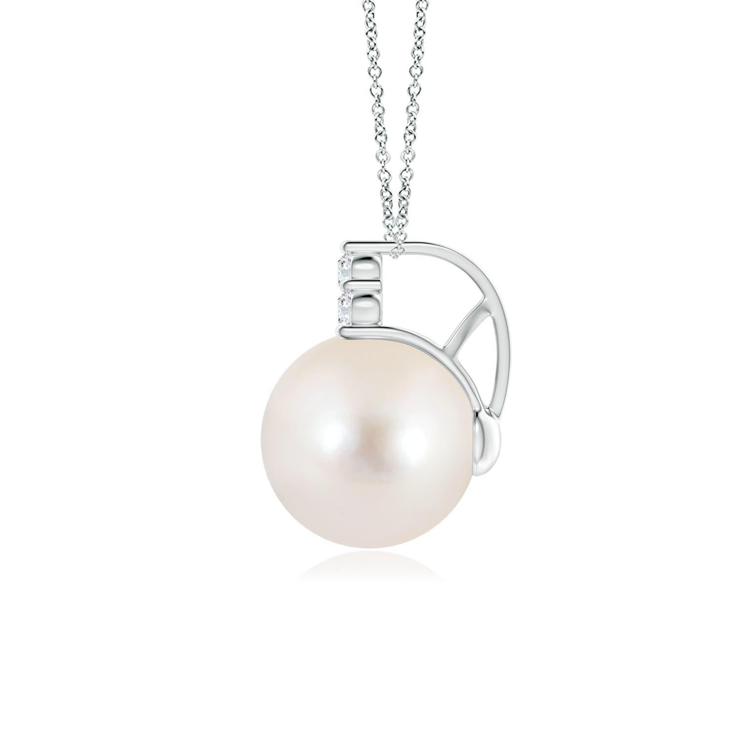 Une magnifique perle de culture d'eau douce est surmontée d'un éblouissant trio de diamants. Ce pendentif perle élégant et classique est réalisé en platine.
La perle de culture d'eau douce est la pierre de naissance du mois de juin et le cadeau