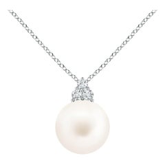 Colgante Angara de perla cultivada de agua dulce y trío de diamantes en platino para mujer