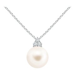 Colgante Angara de perla cultivada de agua dulce y trío de diamantes en platino para mujer
